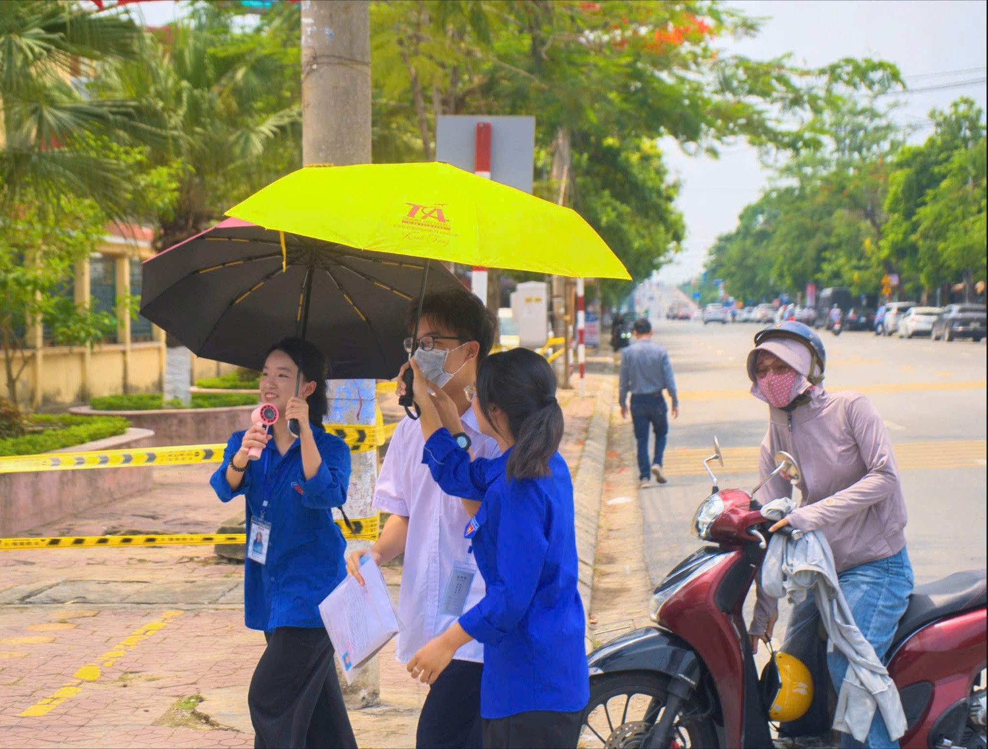 Hình ảnh đáng yêu tại kỳ thi vào lớp 10 ở Hải Phòng hôm nay- Ảnh 10. Hình ảnh đáng yêu tại kỳ thi vào lớp 10 ở Hải Phòng hôm nay- Ảnh 10.