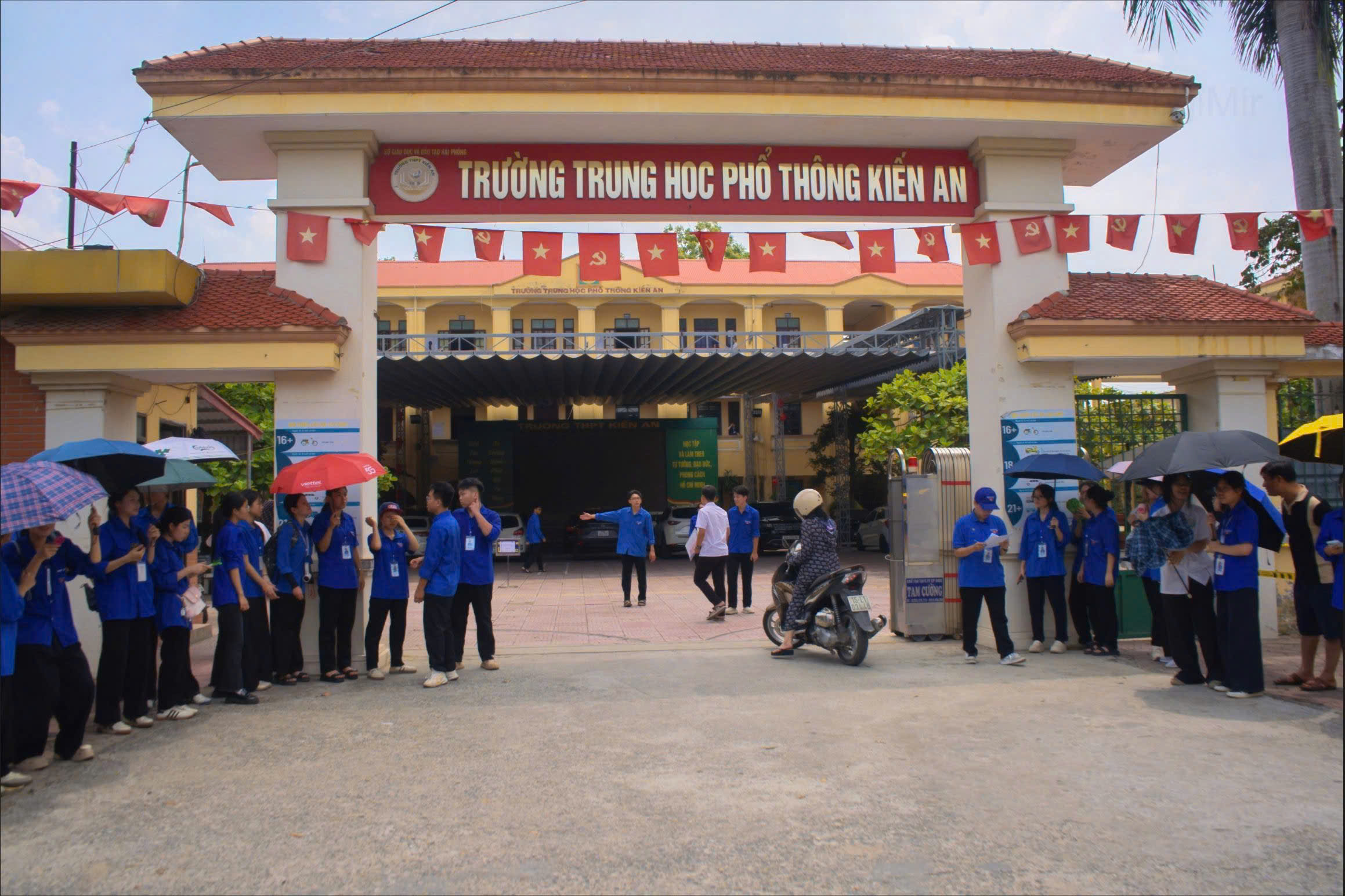 Hình ảnh đáng yêu tại kỳ thi vào lớp 10 ở Hải Phòng hôm nay- Ảnh 5. Hình ảnh đáng yêu tại kỳ thi vào lớp 10 ở Hải Phòng hôm nay- Ảnh 5.