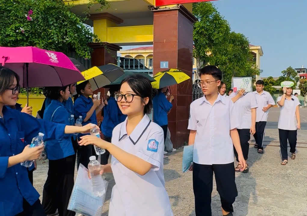 Thí sinh Hải Phòng 'thở phào' sau môn thi đầu tiên vào lớp 10- Ảnh 4.