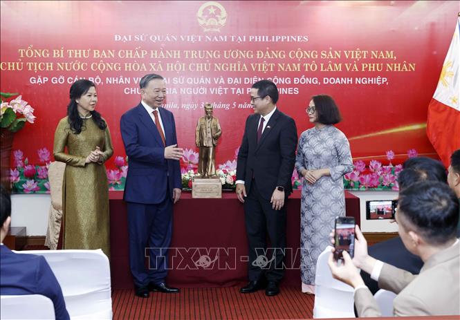 Tổng Bí thư, Chủ tịch nước và Phu nhân gặp gỡ cộng đồng người Việt Nam tại Philippines- Ảnh 3.