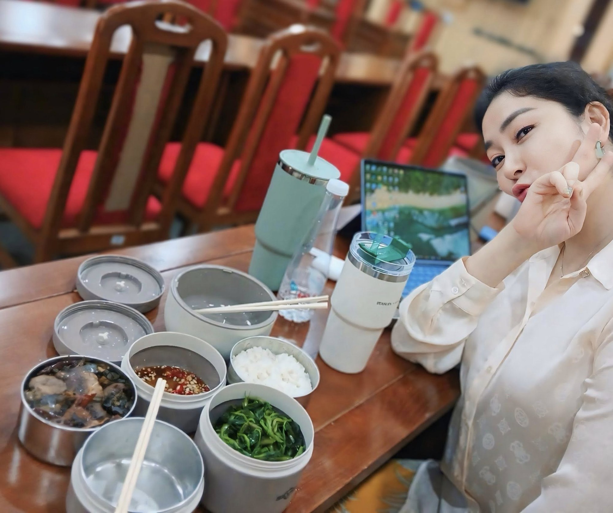 Hoa hậu Nguyễn Thị Huyền nỗ lực học tập, giữ gìn cuộc sống bình yên- Ảnh 2. Hoa hậu Nguyễn Thị Huyền nỗ lực học tập, giữ gìn cuộc sống bình yên- Ảnh 2.