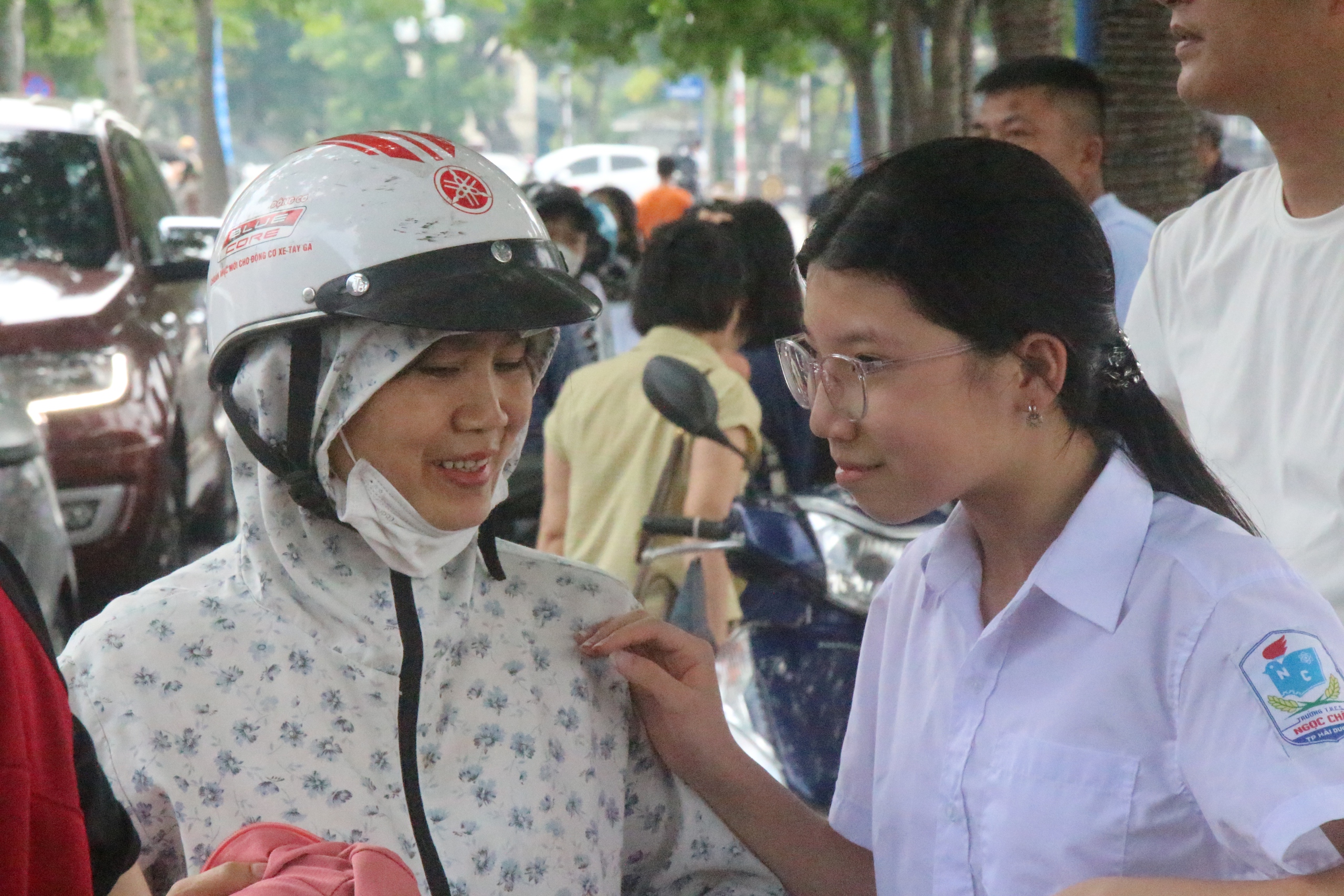 Hình ảnh đáng yêu tại kỳ thi vào lớp 10 ở Hải Phòng hôm nay- Ảnh 4. Hình ảnh đáng yêu tại kỳ thi vào lớp 10 ở Hải Phòng hôm nay- Ảnh 4.