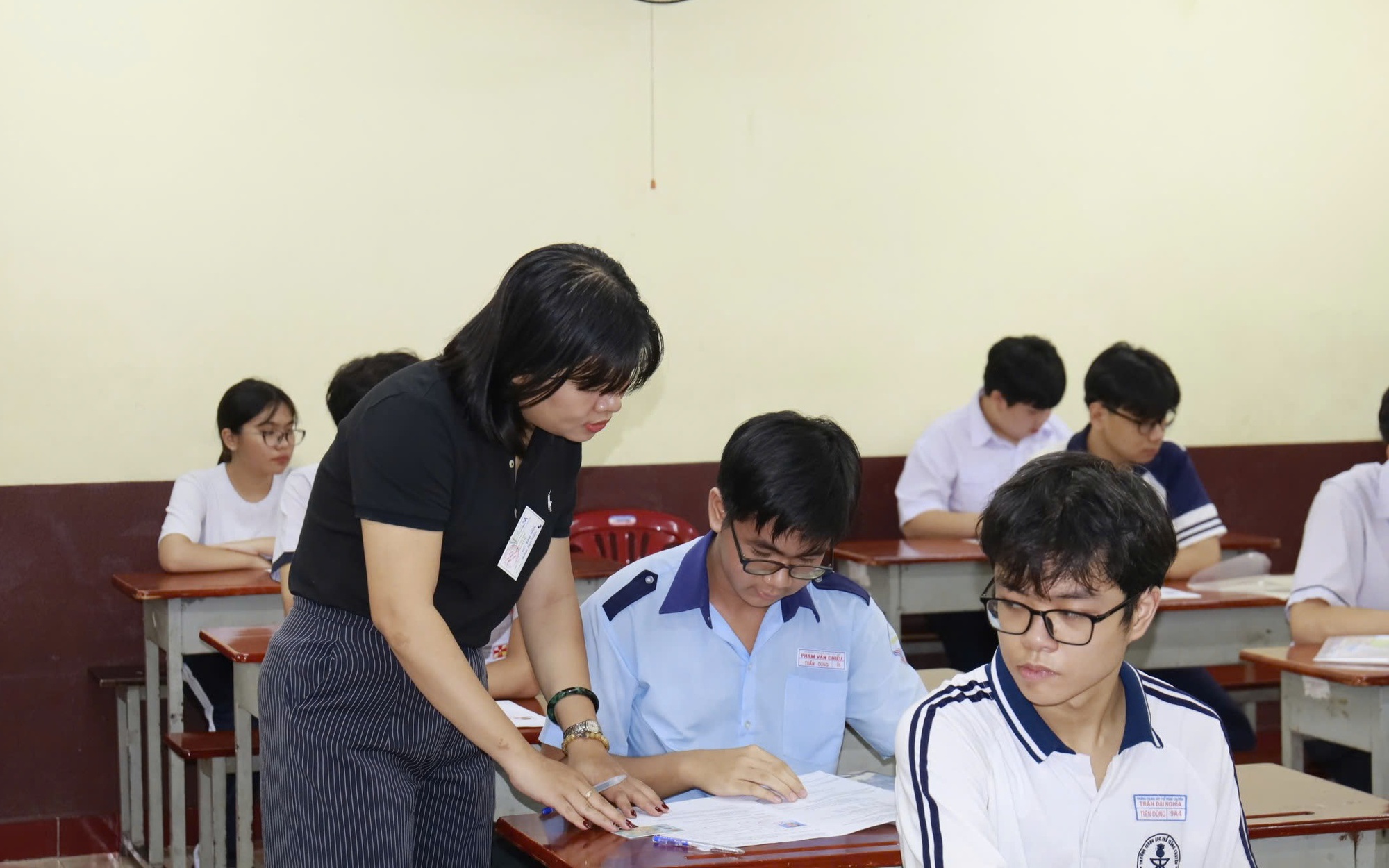 TPHCM: Phụ huynh thấp thỏm, thí sinh quyết tâm trong kỳ thi lớp 10 lớn nhất từ trước tới nay- Ảnh 9. Hơn 151.000 thí sinh tại TPHCM làm thủ tục dự thi vào lớp 10