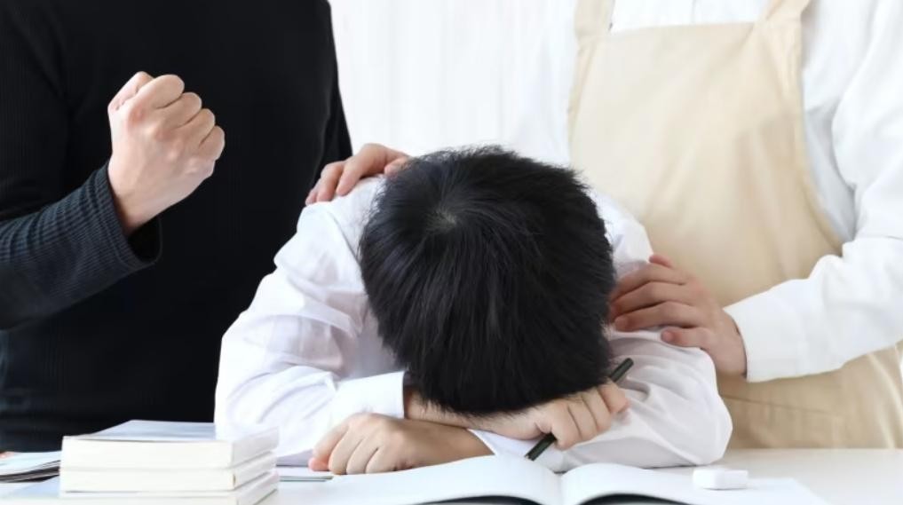 Trẻ dễ mắc lo âu, trầm cảm vì áp lực thi cử: Cha mẹ cần làm gì?- Ảnh 1.