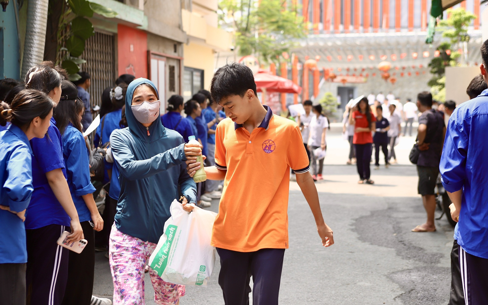 Kỳ thi vào lớp 10 Hà Nội kết thúc với 4 trường hợp vi phạm quy chế- Ảnh 2. Giáo viên nhận định gì về đề thi Toán lớp 10 năm 2026?
