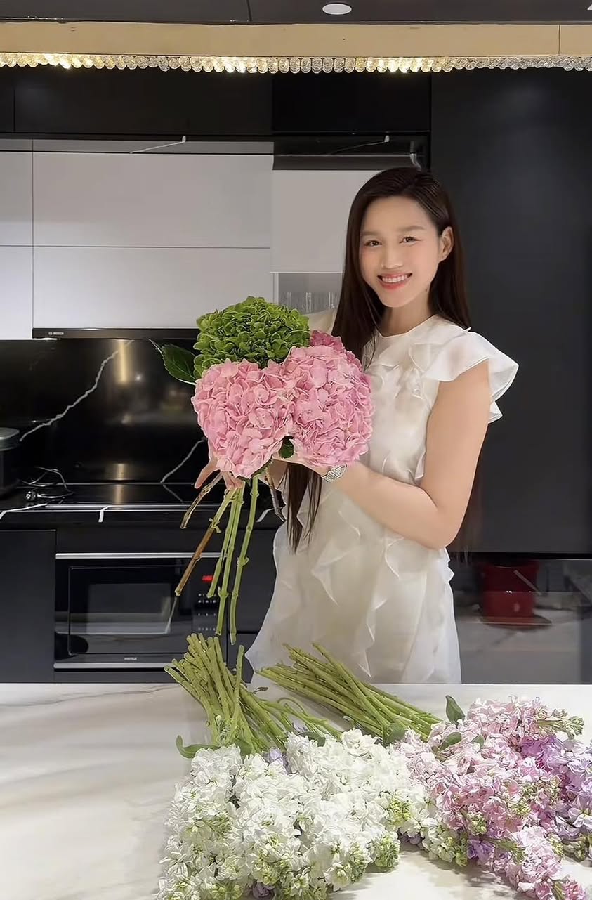 Vợ chồng Đỗ Thị Hà gây chú ý trên đường phố Nhật Bản- Ảnh 3.