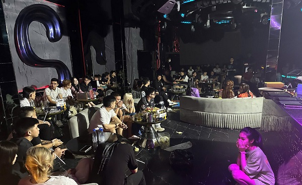 Hà Nội: Tạm giữ 13 đối tượng để điều tra về hành vi kinh doanh 'bóng cười' tại Lounge Gas Remix- Ảnh 2.