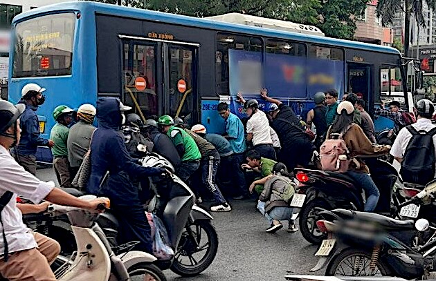 mắc kẹt dưới gầm xe buýt