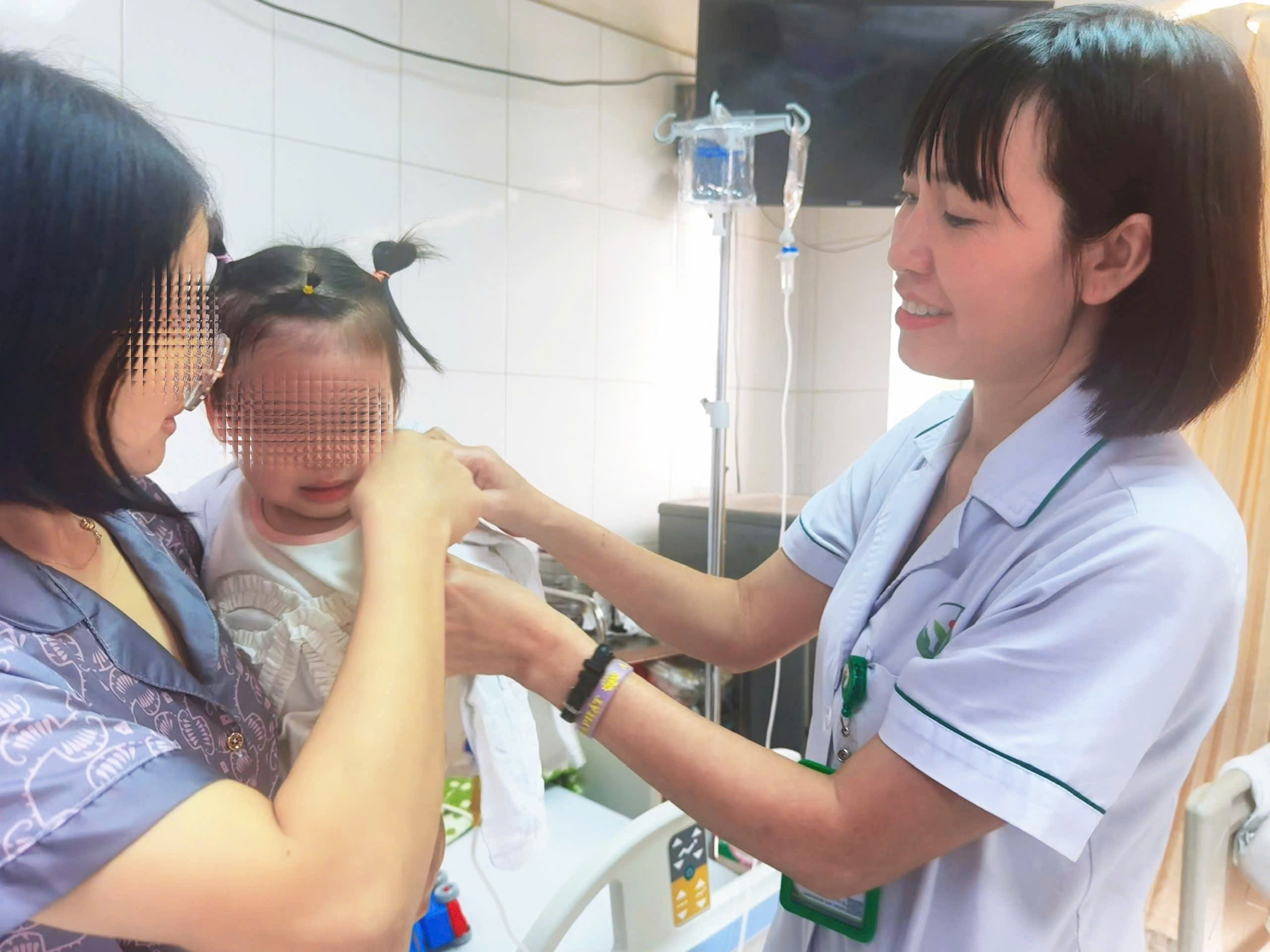 Bé gái 22 tháng tuổi bị chó cắn, nhập viện hoảng loạn, khuôn mặt nhiều vết thương
- Ảnh 2.