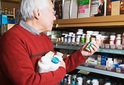 Dùng vitamin tổng hợp mỗi ngày có thực sự tốt cho người già? - Ảnh 1.