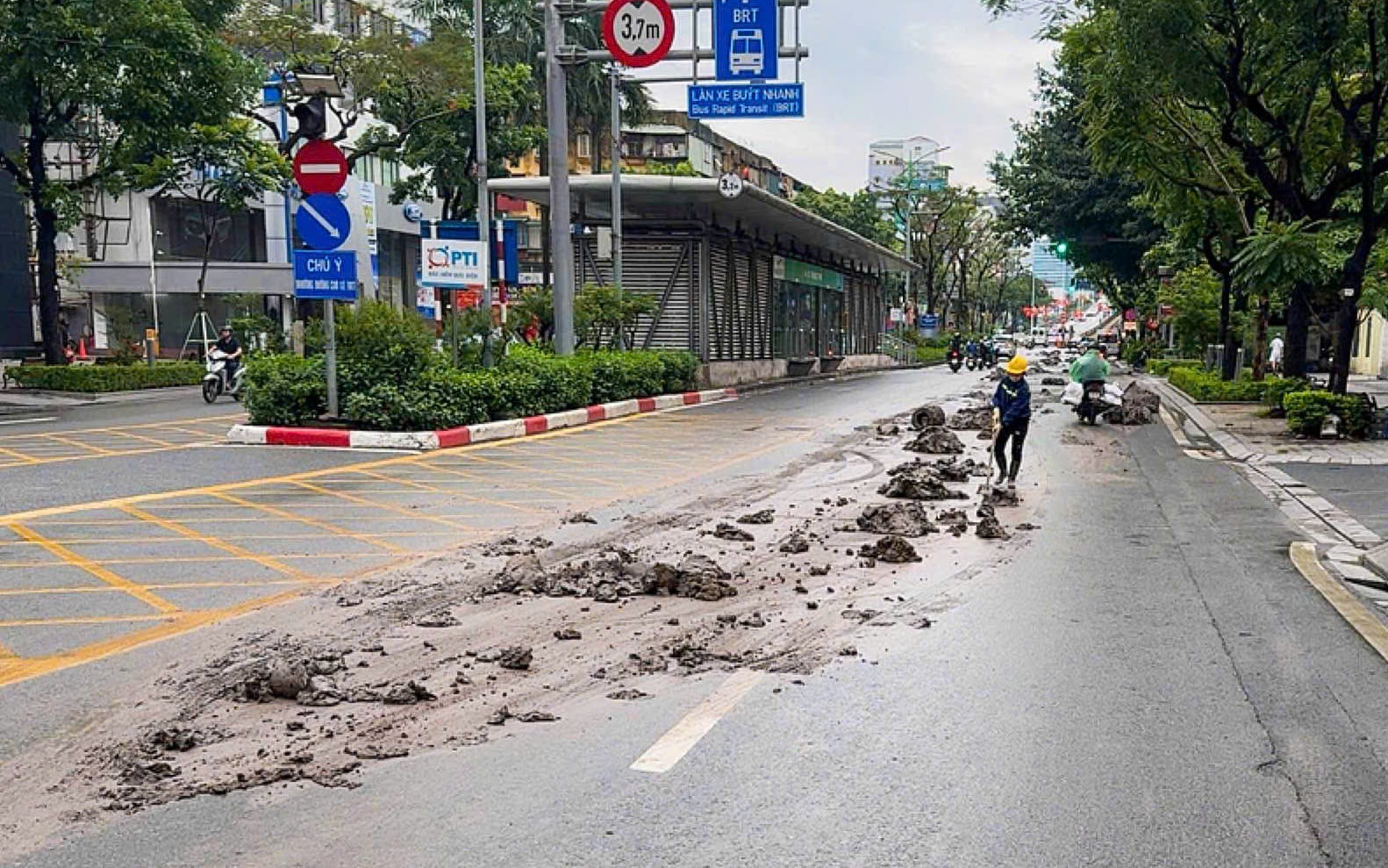 Danh tính tài xế làm rơi bùn đất trên đường Võ Chí Công khiến 2 xe máy trượt ngã- Ảnh 1. Danh tính tài xế làm rơi bùn đất trên đường Võ Chí Công khiến 2 xe máy trượt ngã- Ảnh 1.