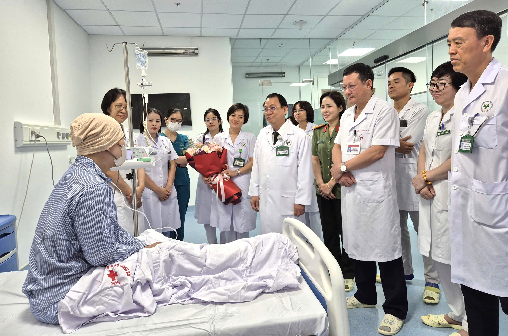 Ghép tủy giành sự sống cho bệnh nhân u lympho từng 'trắng' miễn dịch- Ảnh 4.