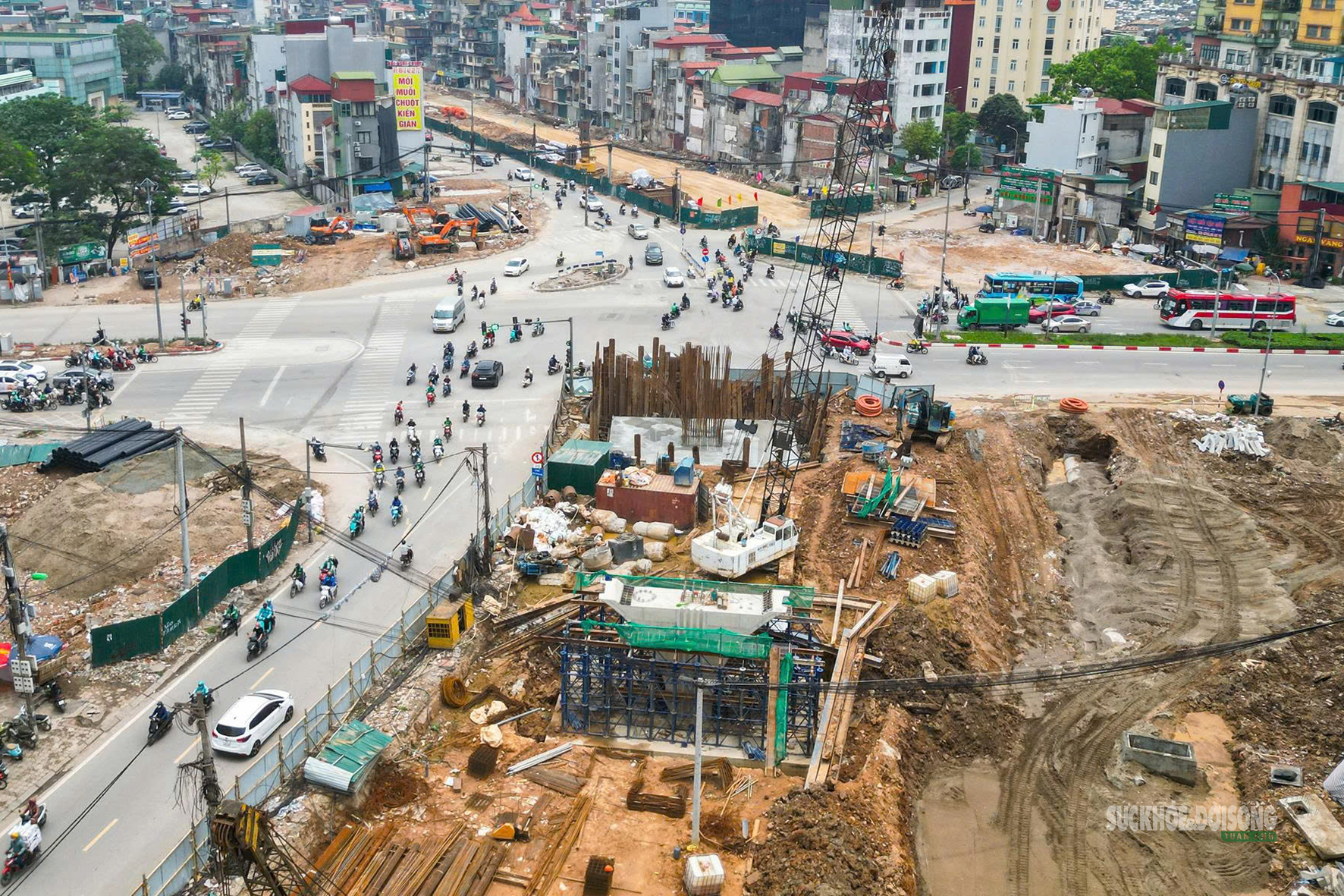 Cầu vượt Vành đai 1 dần thành hình, kỳ vọng giảm áp lực giao thông nội đô- Ảnh 1.