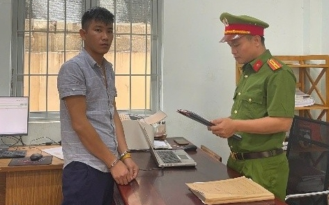 Sau 11 năm trốn truy nã, đối tượng lừa đảo bị bắt khi sống cùng bạn gái- Ảnh 2.