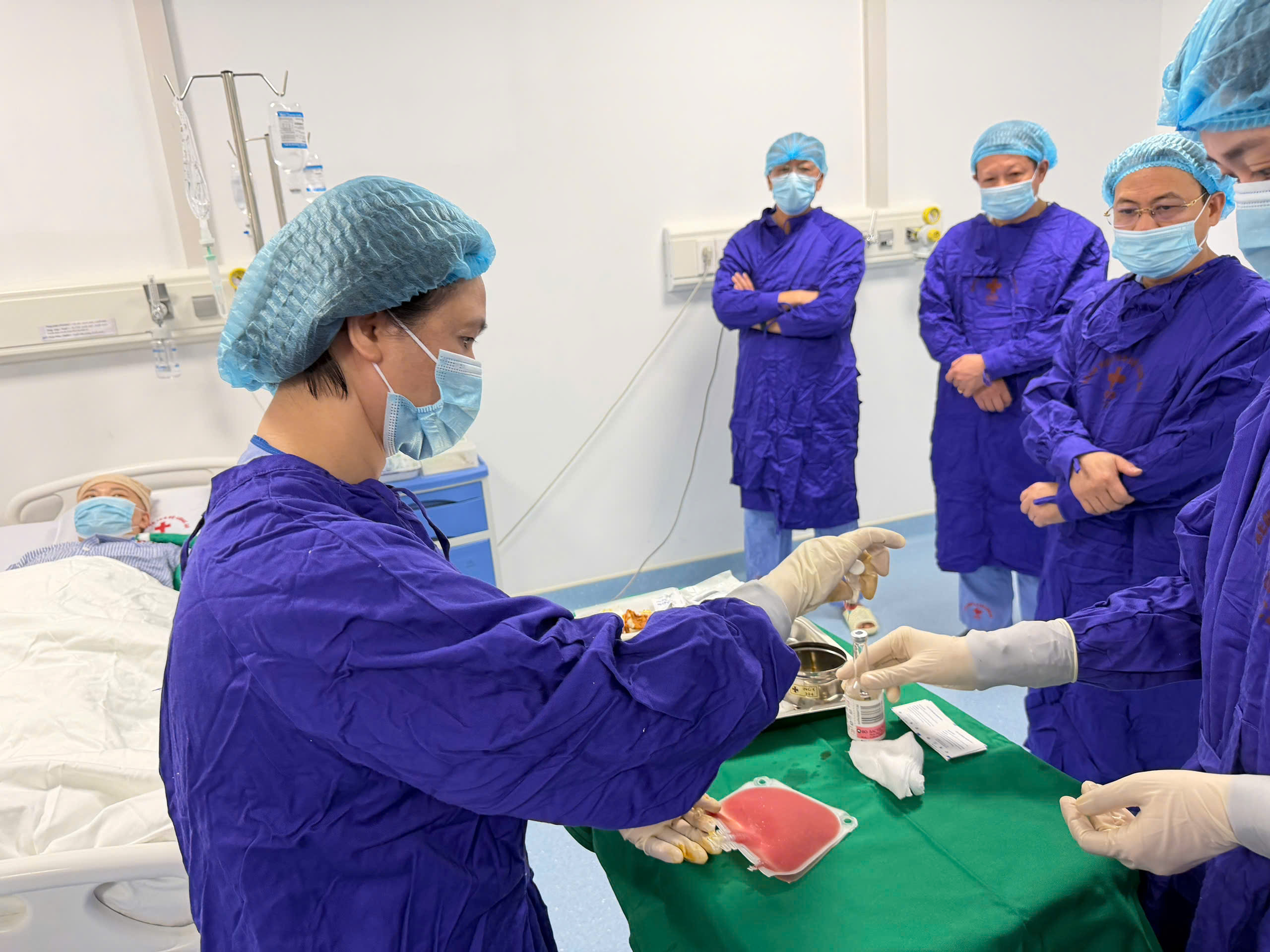 Ghép tủy giành sự sống cho bệnh nhân u lympho từng 'trắng' miễn dịch- Ảnh 2.