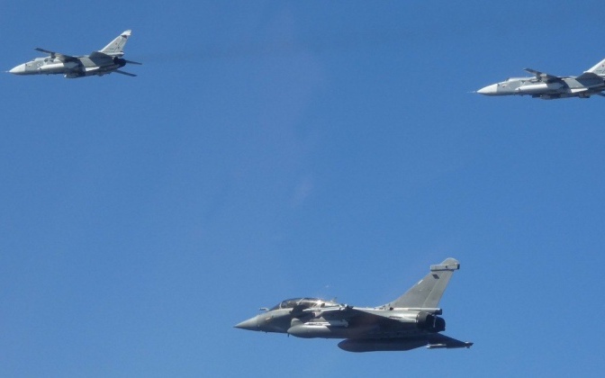 Tiêm kích Rafale Pháp chặn Su-24 Nga trên biển Baltic