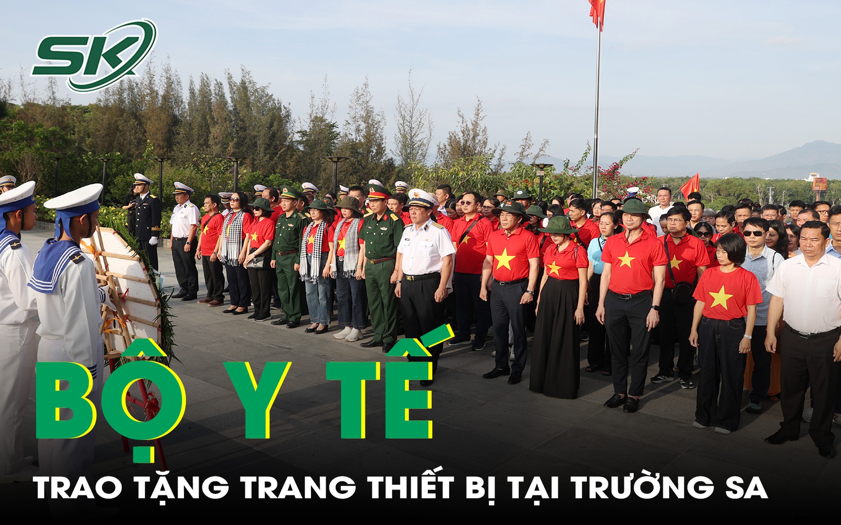 Đoàn đại biểu Bộ Y tế trao tặng trang thiết bị và nhu yếu phẩm thiết yếu tại Trường Sa