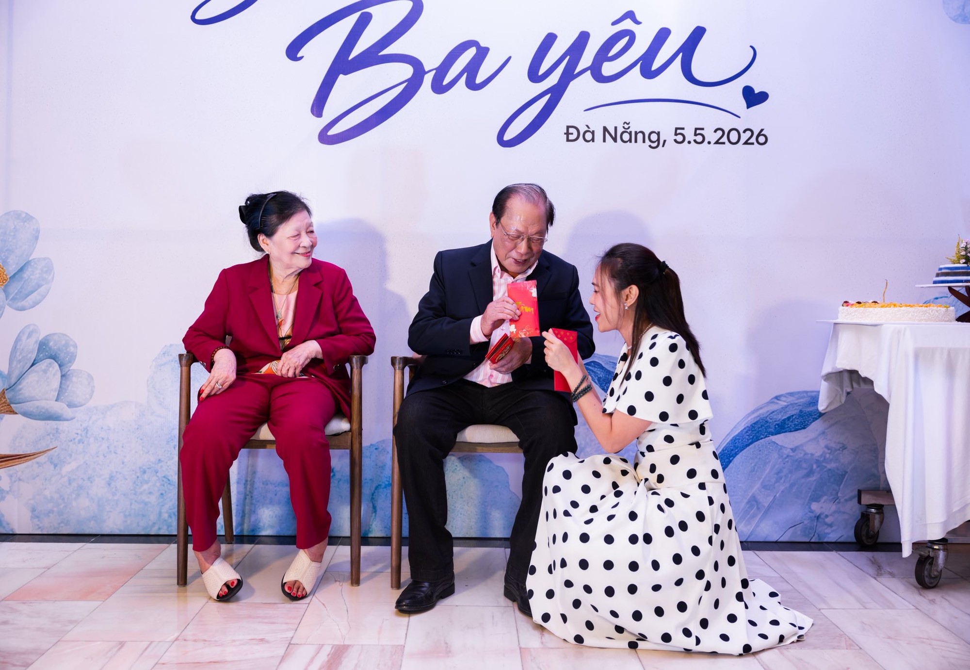 Ba mẹ Mỹ Tâm gây chú ý ở tuổi xế chiều- Ảnh 3.
