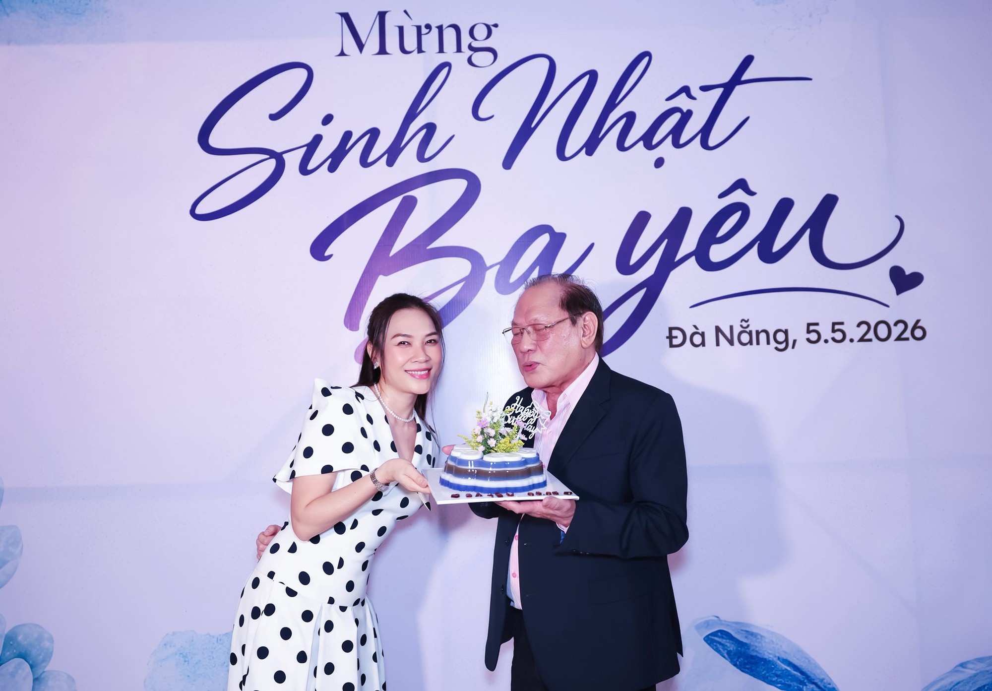 Ba mẹ Mỹ Tâm gây chú ý ở tuổi xế chiều- Ảnh 2.