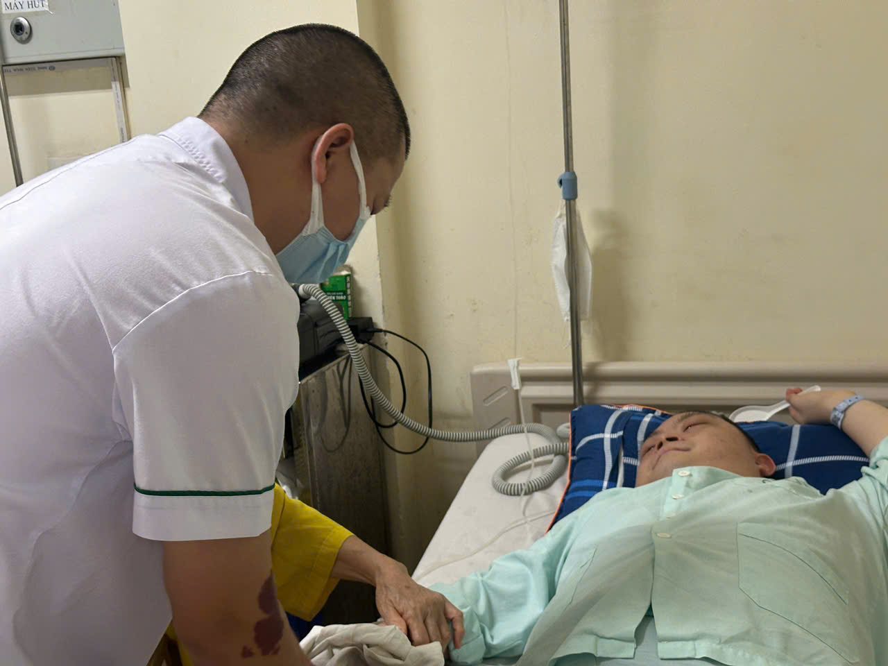 Người mẹ già kiệt quệ về kinh tế mong có 30 triệu đồng để cứu con- Ảnh 2.