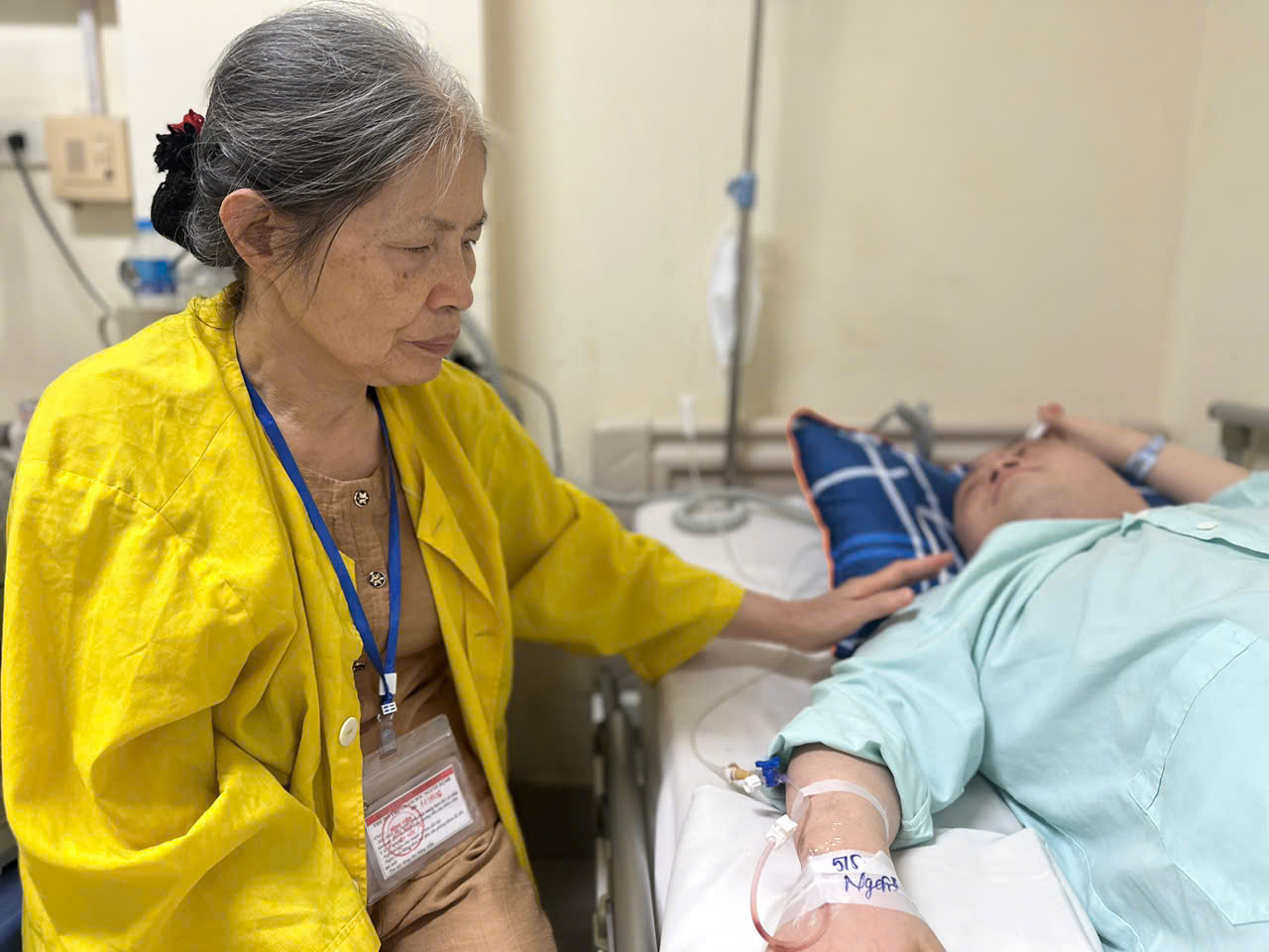 Người mẹ già kiệt quệ về kinh tế mong có 30 triệu đồng để cứu con- Ảnh 1.