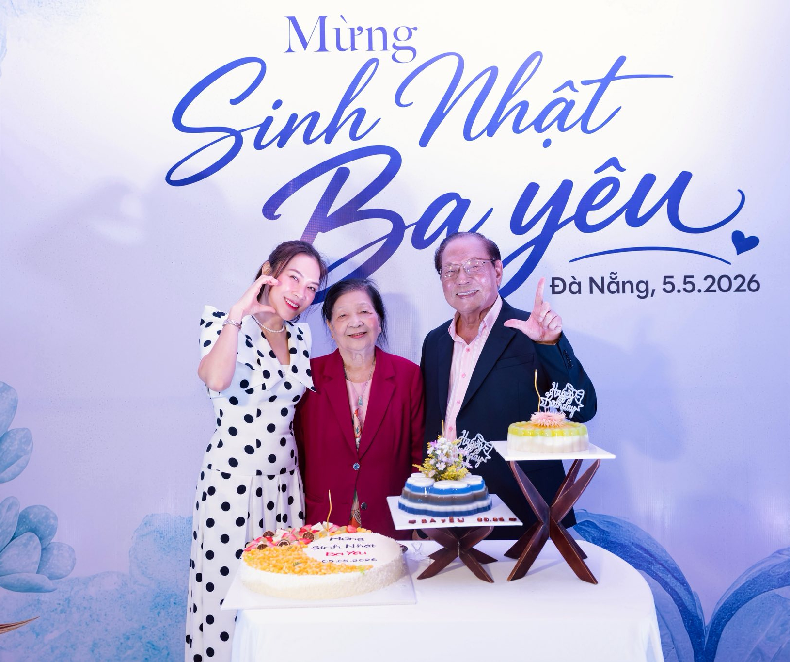 Ba mẹ Mỹ Tâm gây chú ý ở tuổi xế chiều- Ảnh 1.