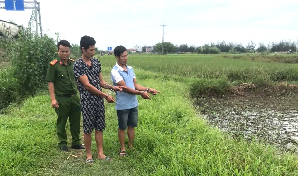 Hai gã đàn ông bắt trộm nghé mang ra đồng giết lấy thịt mang về cất vào tủ- Ảnh 2.
