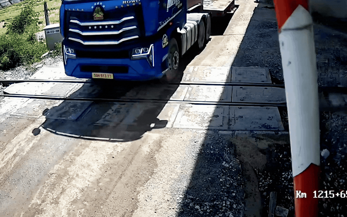 Video xe đầu kéo tông gãy cần chắn, vượt đường sắt ngay trước khi tàu đi qua- Ảnh 2.