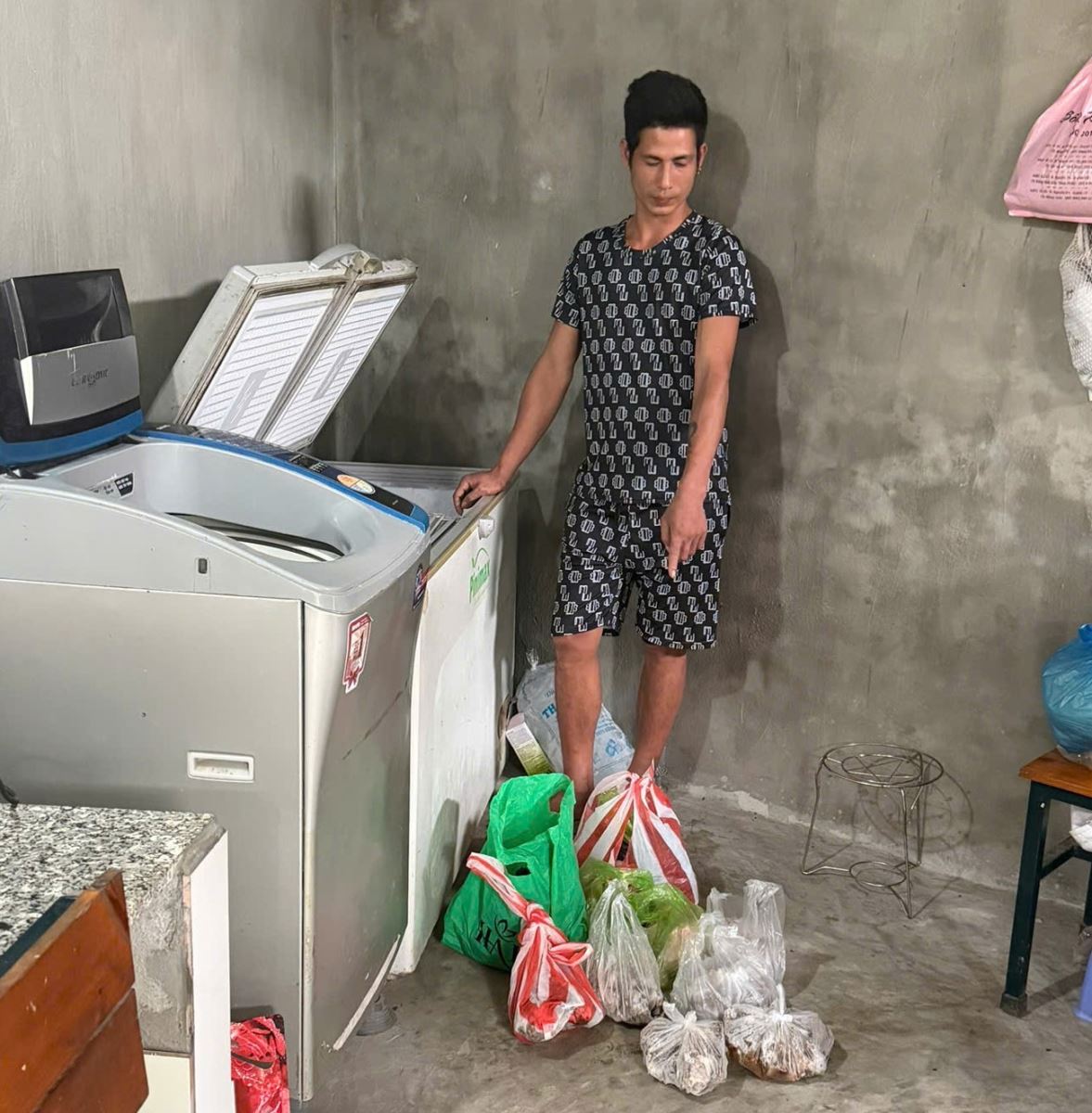 Hai gã đàn ông bắt trộm nghé mang ra đồng giết lấy thịt mang về cất vào tủ- Ảnh 3.