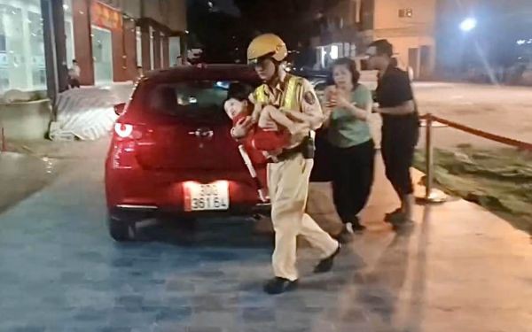 Hành Động Kịp Thời Của CSGT Giúp Người Phụ Nữ Khó Thở Đến Bệnh Viện