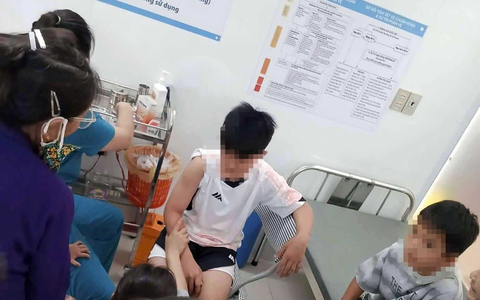Nỗi ám ảnh mang tên chó thả rông- Ảnh 5. Chó nghi lên cơn dại cắn 6 người liên tiếp, một nạn nhân lộ xương