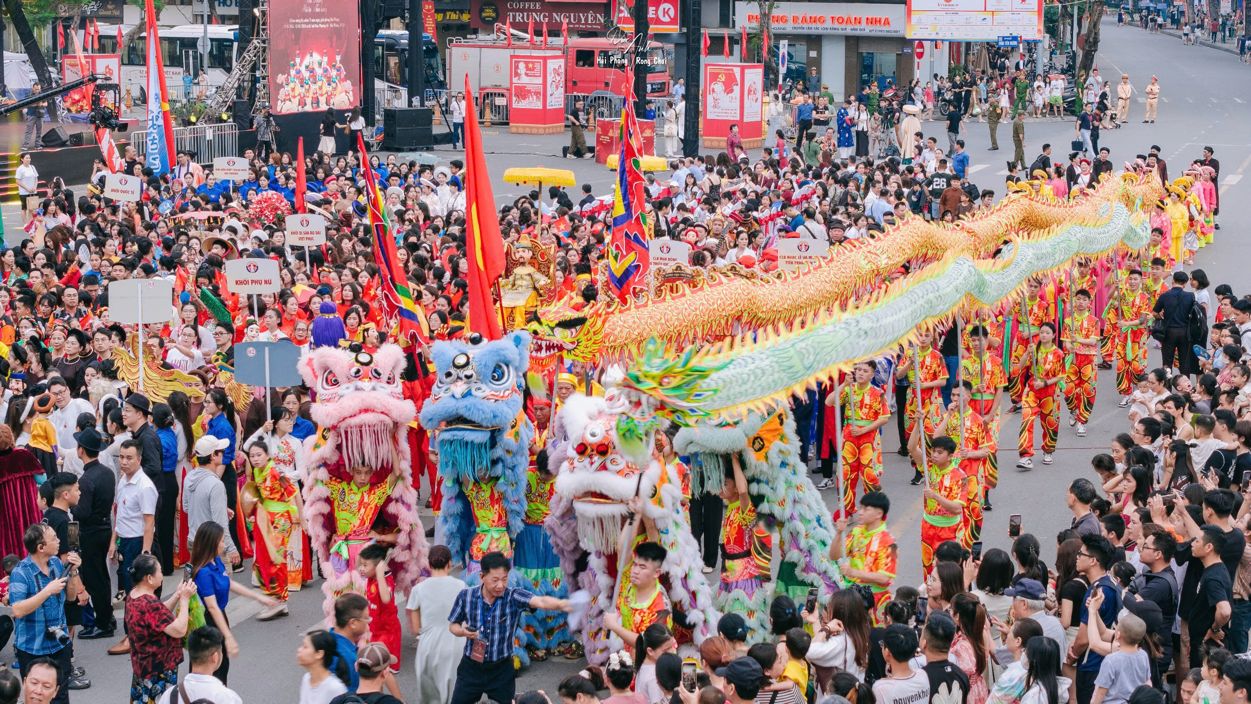 Lễ hội Hoa Phượng Đỏ - Hải Phòng 2026: Hàng nghìn nghệ sĩ, nghệ nhân biểu diễn nghệ thuật đường phố- Ảnh 3. Lễ hội Hoa Phượng Đỏ - Hải Phòng 2026: Hàng nghìn nghệ sĩ, nghệ nhân biểu diễn nghệ thuật đường phố- Ảnh 3.