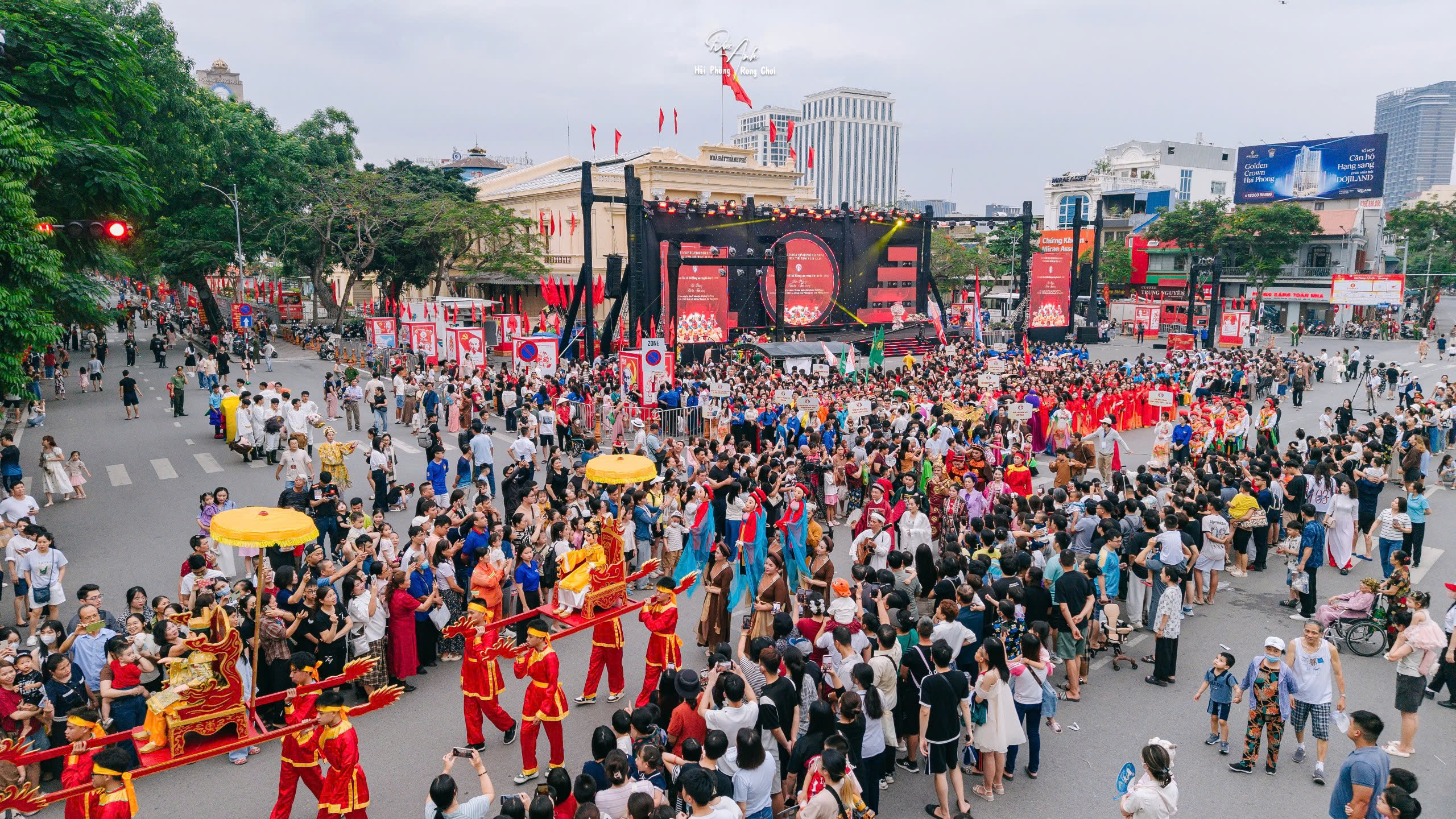 Lễ hội Hoa Phượng Đỏ - Hải Phòng 2026: Hàng nghìn nghệ sĩ, nghệ nhân biểu diễn nghệ thuật đường phố- Ảnh 2. Lễ hội Hoa Phượng Đỏ - Hải Phòng 2026: Hàng nghìn nghệ sĩ, nghệ nhân biểu diễn nghệ thuật đường phố- Ảnh 2.