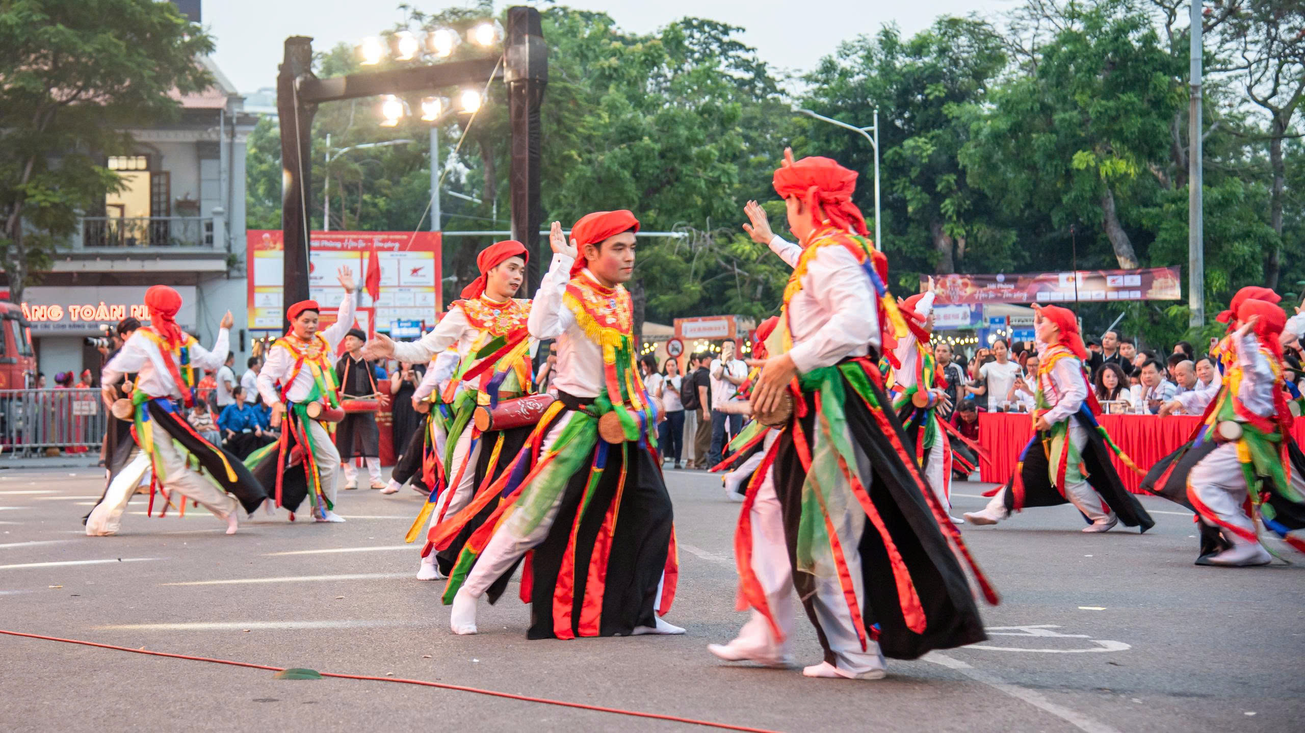 Lễ hội Hoa Phượng Đỏ - Hải Phòng 2026: Hàng nghìn nghệ sĩ, nghệ nhân biểu diễn nghệ thuật đường phố- Ảnh 7. Lễ hội Hoa Phượng Đỏ - Hải Phòng 2026: Hàng nghìn nghệ sĩ, nghệ nhân biểu diễn nghệ thuật đường phố- Ảnh 7.