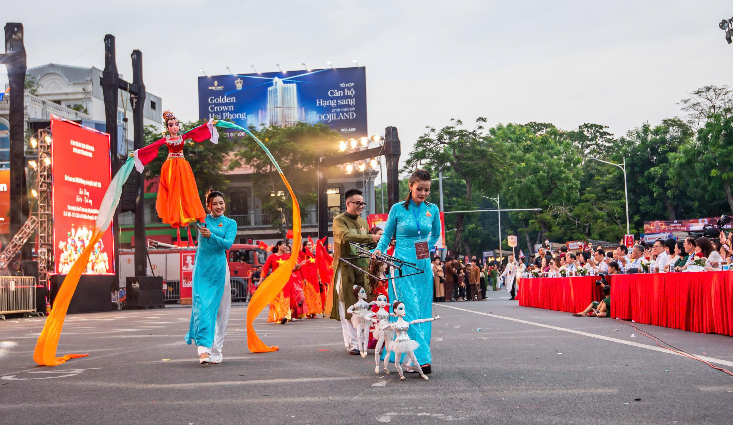 Lễ hội Hoa Phượng Đỏ - Hải Phòng 2026: Hàng nghìn nghệ sĩ, nghệ nhân biểu diễn nghệ thuật đường phố- Ảnh 6. Lễ hội Hoa Phượng Đỏ - Hải Phòng 2026: Hàng nghìn nghệ sĩ, nghệ nhân biểu diễn nghệ thuật đường phố- Ảnh 6.