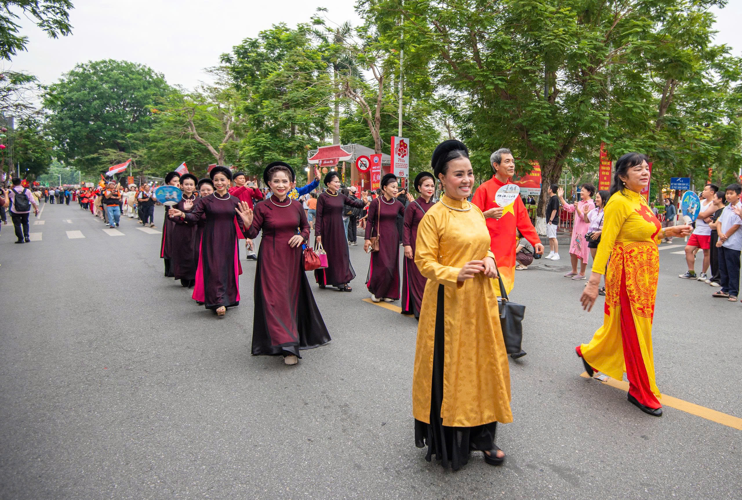 Lễ hội Hoa Phượng Đỏ - Hải Phòng 2026: Hàng nghìn nghệ sĩ, nghệ nhân biểu diễn nghệ thuật đường phố- Ảnh 4. Lễ hội Hoa Phượng Đỏ - Hải Phòng 2026: Hàng nghìn nghệ sĩ, nghệ nhân biểu diễn nghệ thuật đường phố- Ảnh 4.