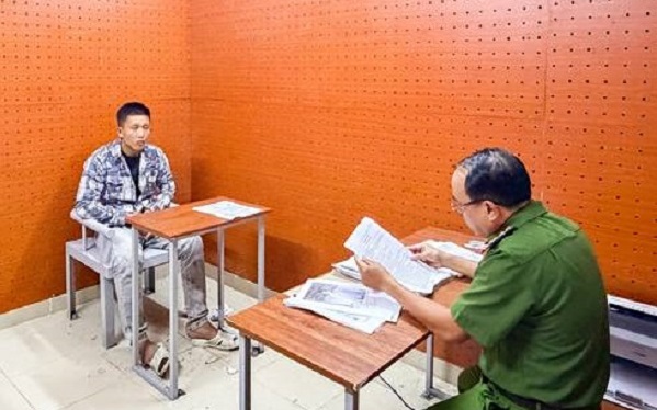Khởi tố 14 thanh thiếu niên mang dao, kiếm truy đuổi người đi đường trong đêm- Ảnh 2.