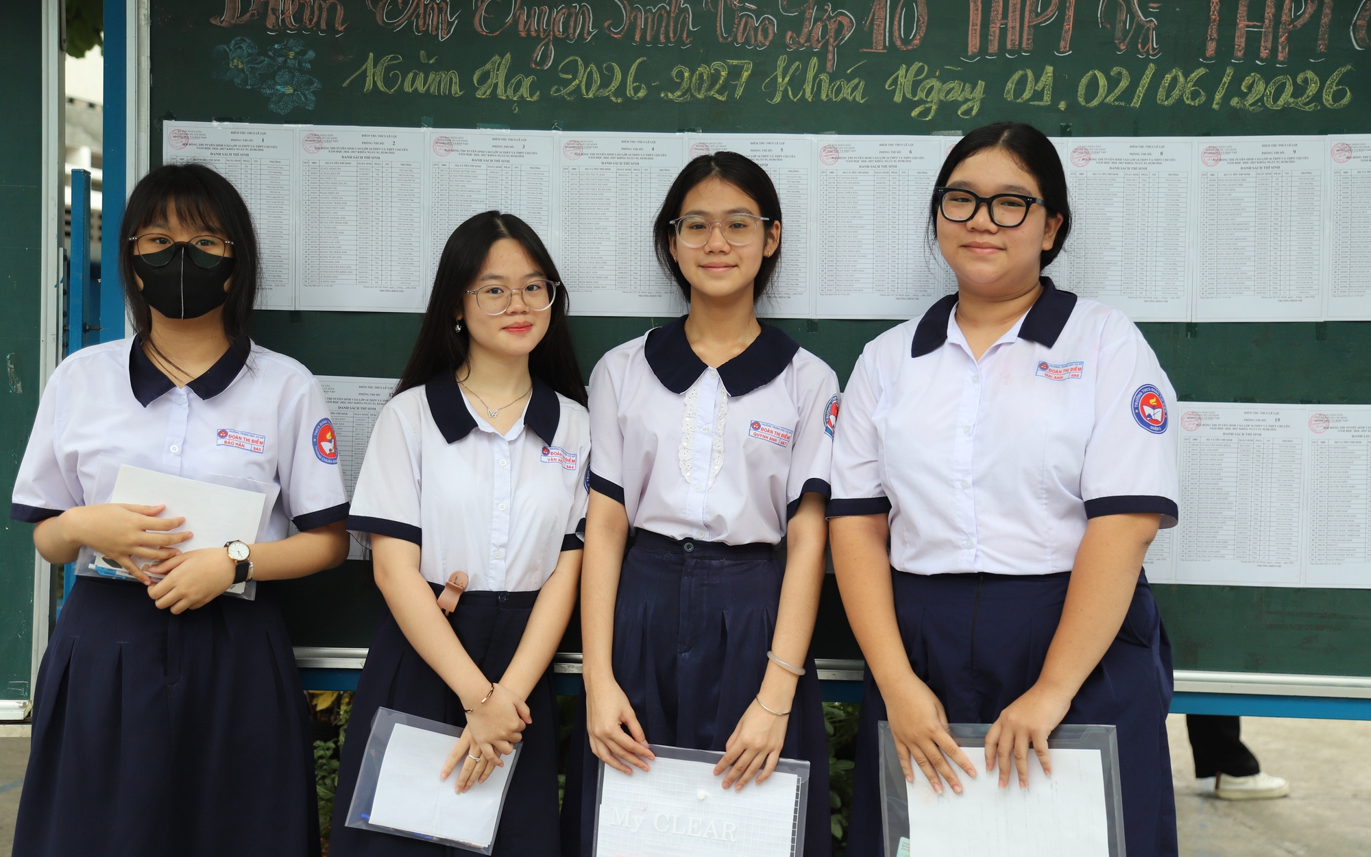 Cập nhật đề thi, đáp án môn Ngữ Văn lớp 10 tại TPHCM năm 2026- Ảnh 2. TPHCM: Phụ huynh thấp thỏm, thí sinh quyết tâm trong kỳ thi lớp 10 lớn nhất từ trước tới nay