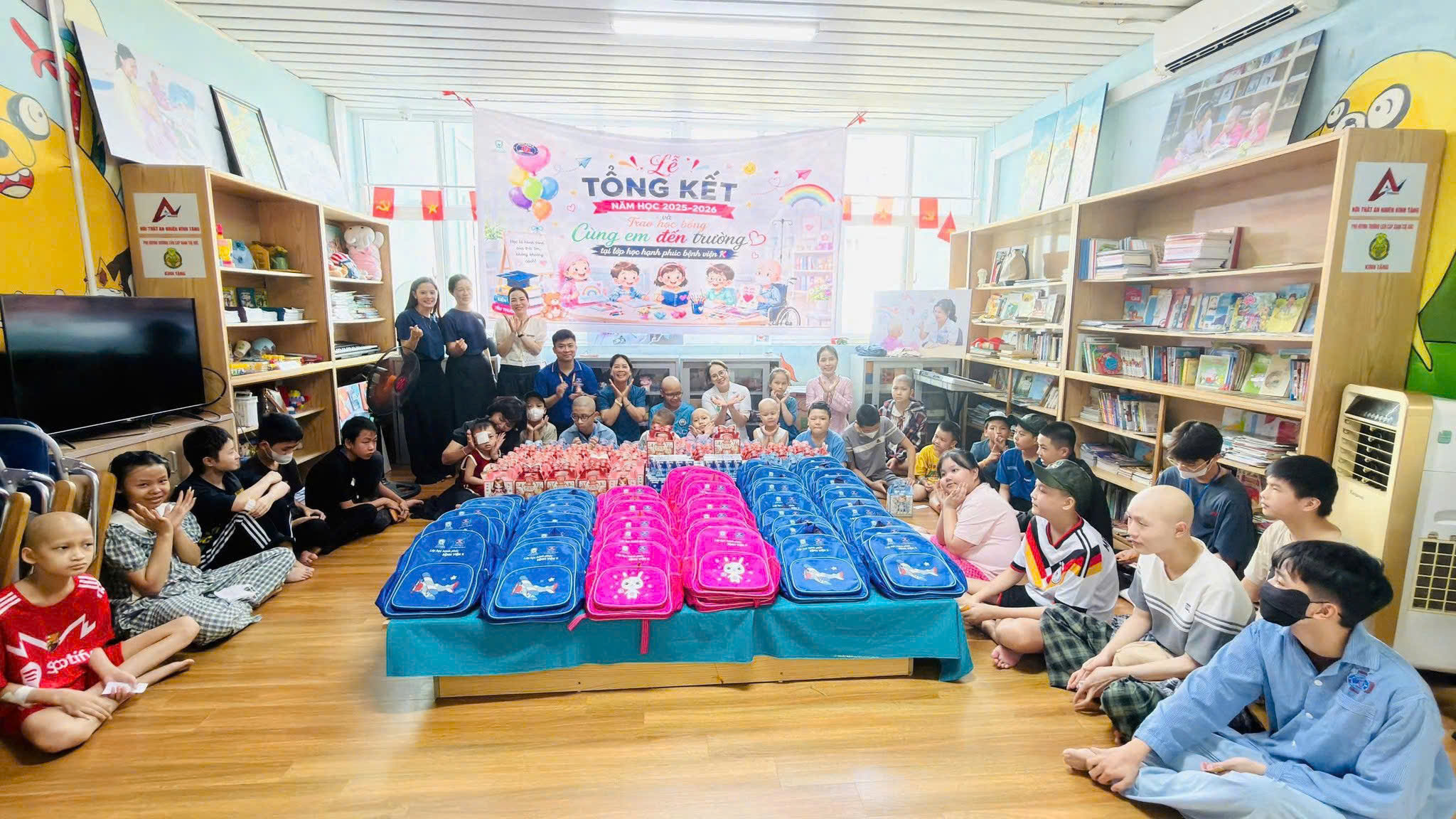Hơn 2 tỷ đồng và ngàn phần quà tiếp sức 'chiến binh nhí' tại Bệnh viện K dịp Quốc tế Thiếu nhi- Ảnh 2. Hơn 2 tỷ đồng và ngàn phần quà tiếp sức 'chiến binh nhí' tại Bệnh viện K dịp Quốc tế Thiếu nhi- Ảnh 2.