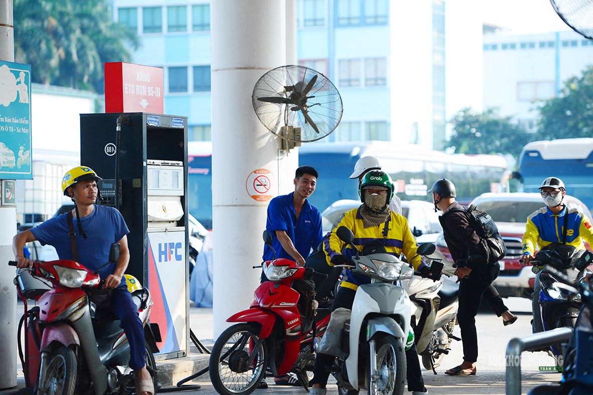 Ngày đầu xăng E10 chính thức bán ra thị trường- Ảnh 3.