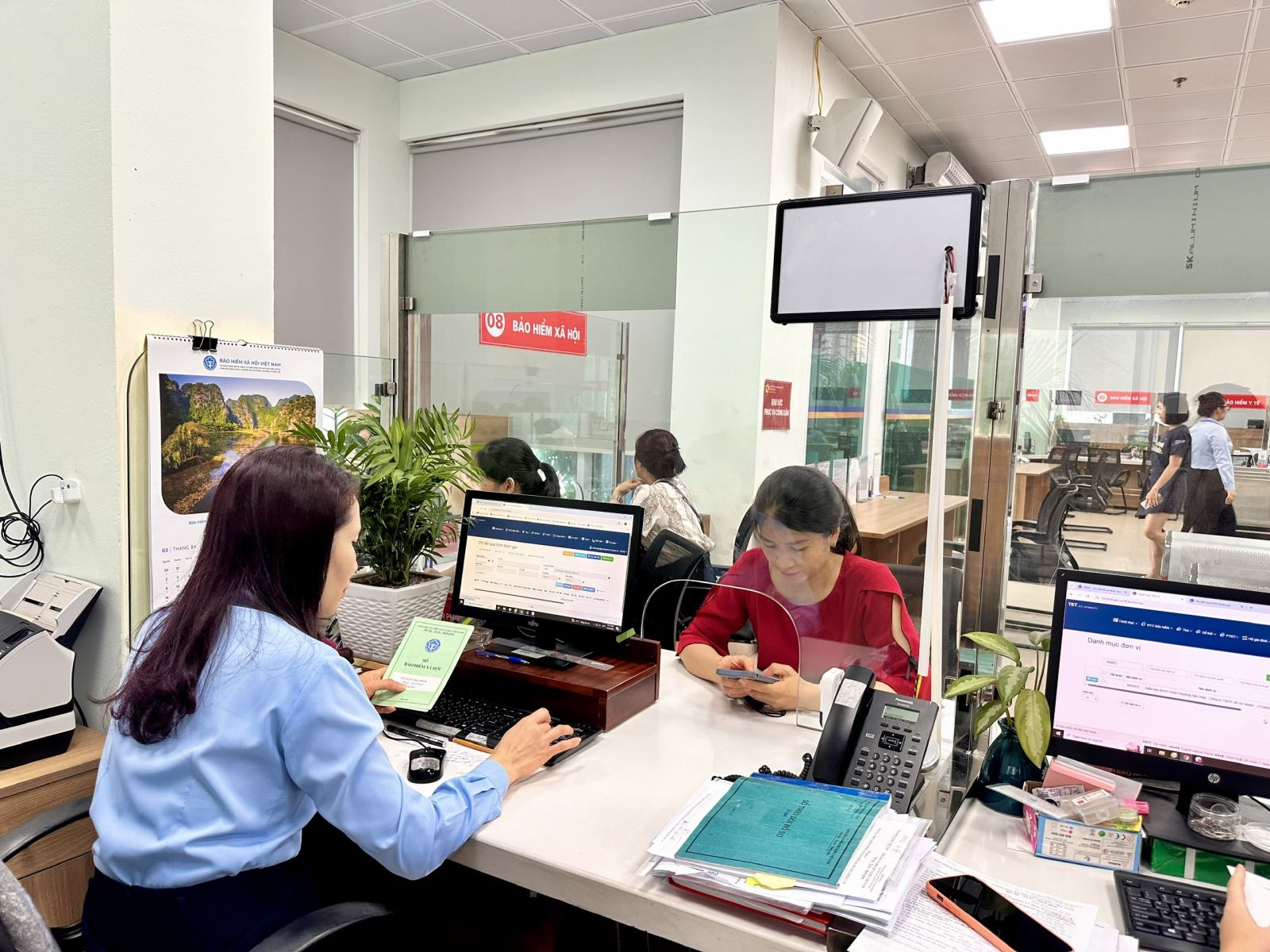 Các nhóm đối tượng đóng BHXH, BHYT theo lương cơ sở mới tăng từ 1/7/2025- Ảnh 1. Các nhóm đối tượng đóng BHXH, BHYT theo lương cơ sở mới tăng từ 1/7/2025- Ảnh 1.