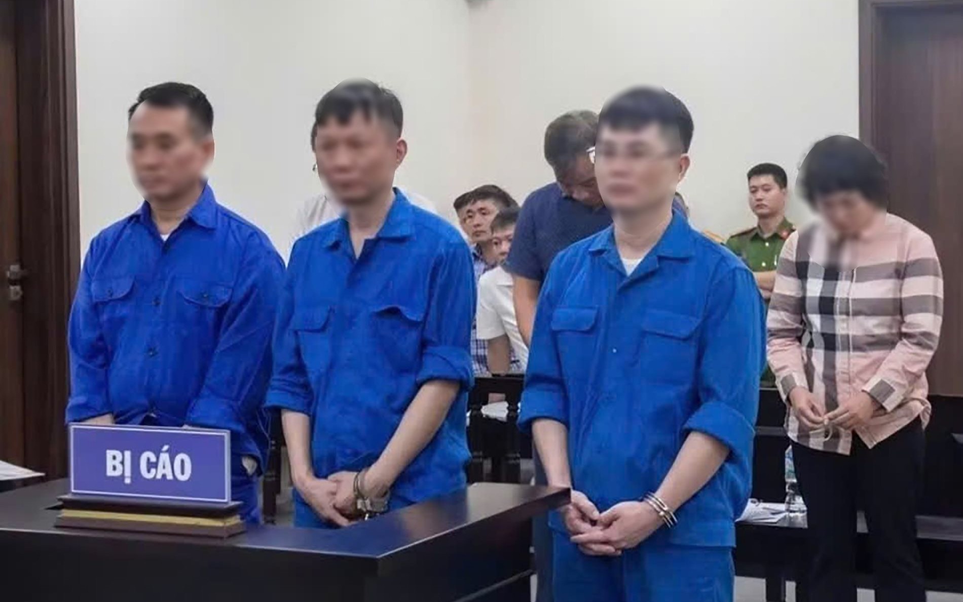 Khởi tố 3 đối tượng kinh doanh sách điện tử trái phép- Ảnh 2. Hoãn phiên xét xử cựu chủ tịch phường ở Hà Nội nhận tiền bỏ qua sai phạm xây dựng