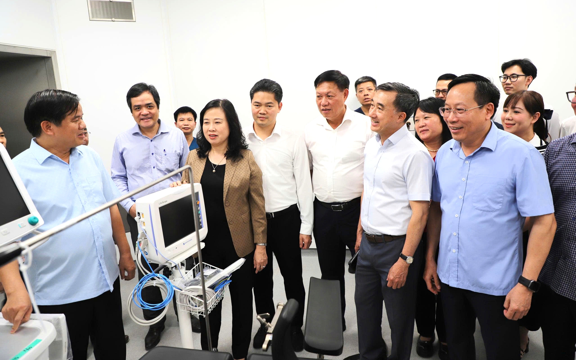 Lãnh đạo Bộ Y tế kiểm tra tiến độ nước rút đưa BV Bạch Mai cơ sở Ninh Bình vào hoạt động- Ảnh 8. Lãnh đạo Bộ Y tế kiểm tra tiến độ nước rút đưa BV Bạch Mai cơ sở Ninh Bình vào hoạt động- Ảnh 8.