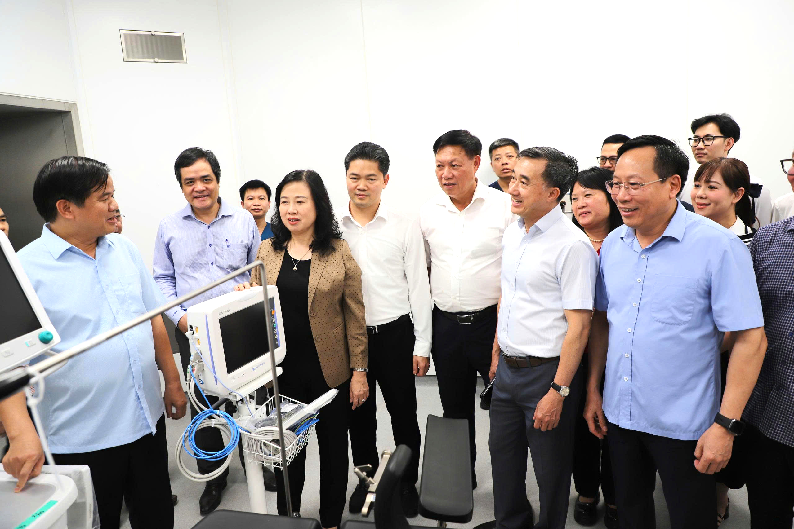 Bộ trưởng Đào Hồng Lan: Quyết tâm đưa Cơ sở 2 Bệnh viện Bạch Mai vào hoạt động trong cuối tháng 6- Ảnh 1. Bộ trưởng Đào Hồng Lan: Quyết tâm đưa Cơ sở 2 Bệnh viện Bạch Mai vào hoạt động trong cuối tháng 6- Ảnh 1.