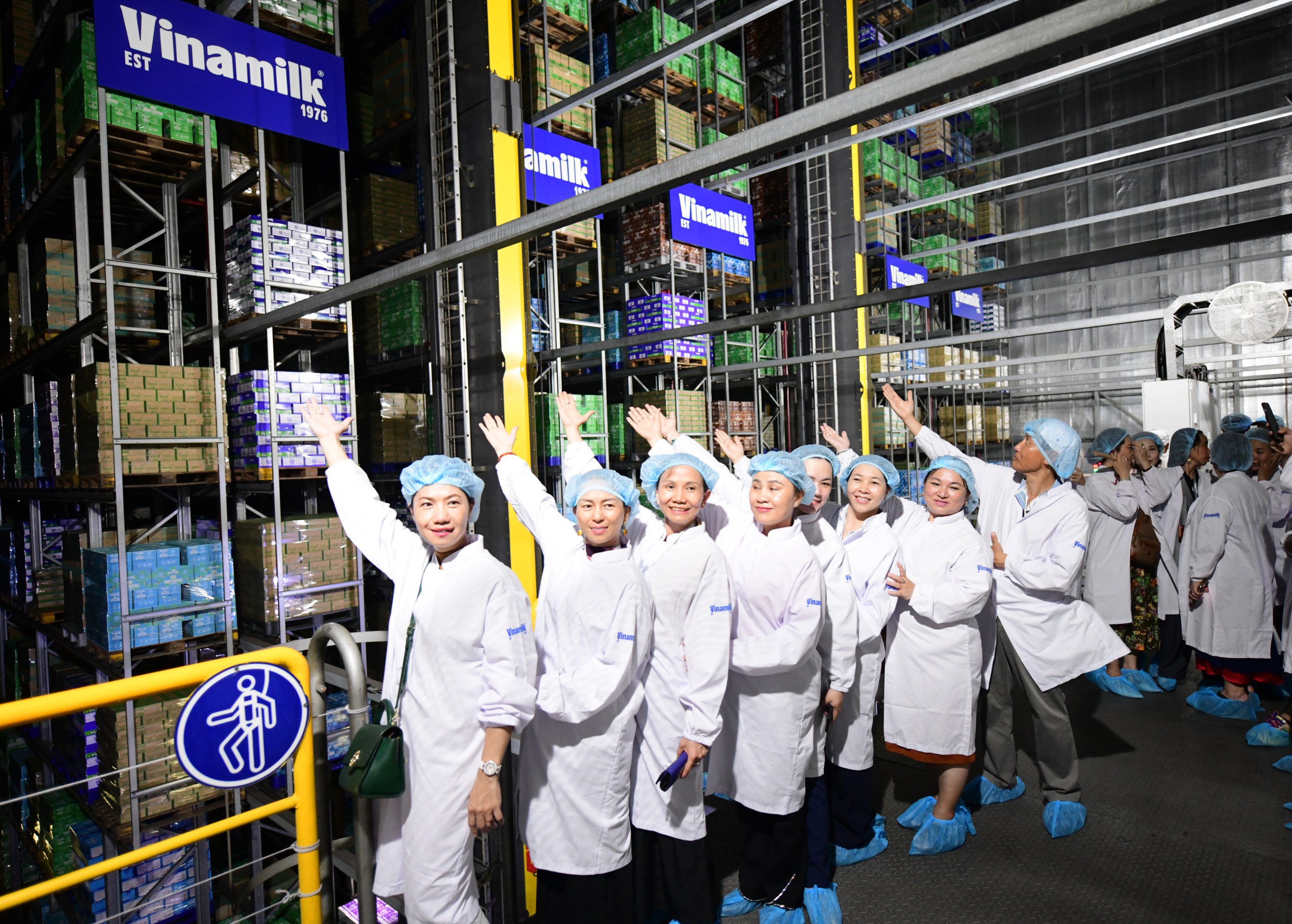 Gallery - Vinamilk đón thế hệ 'đồng niên' tham quan nhà máy với lời hứa chăm sóc sức khỏe bằng dinh dưỡng chất lượng - image 3