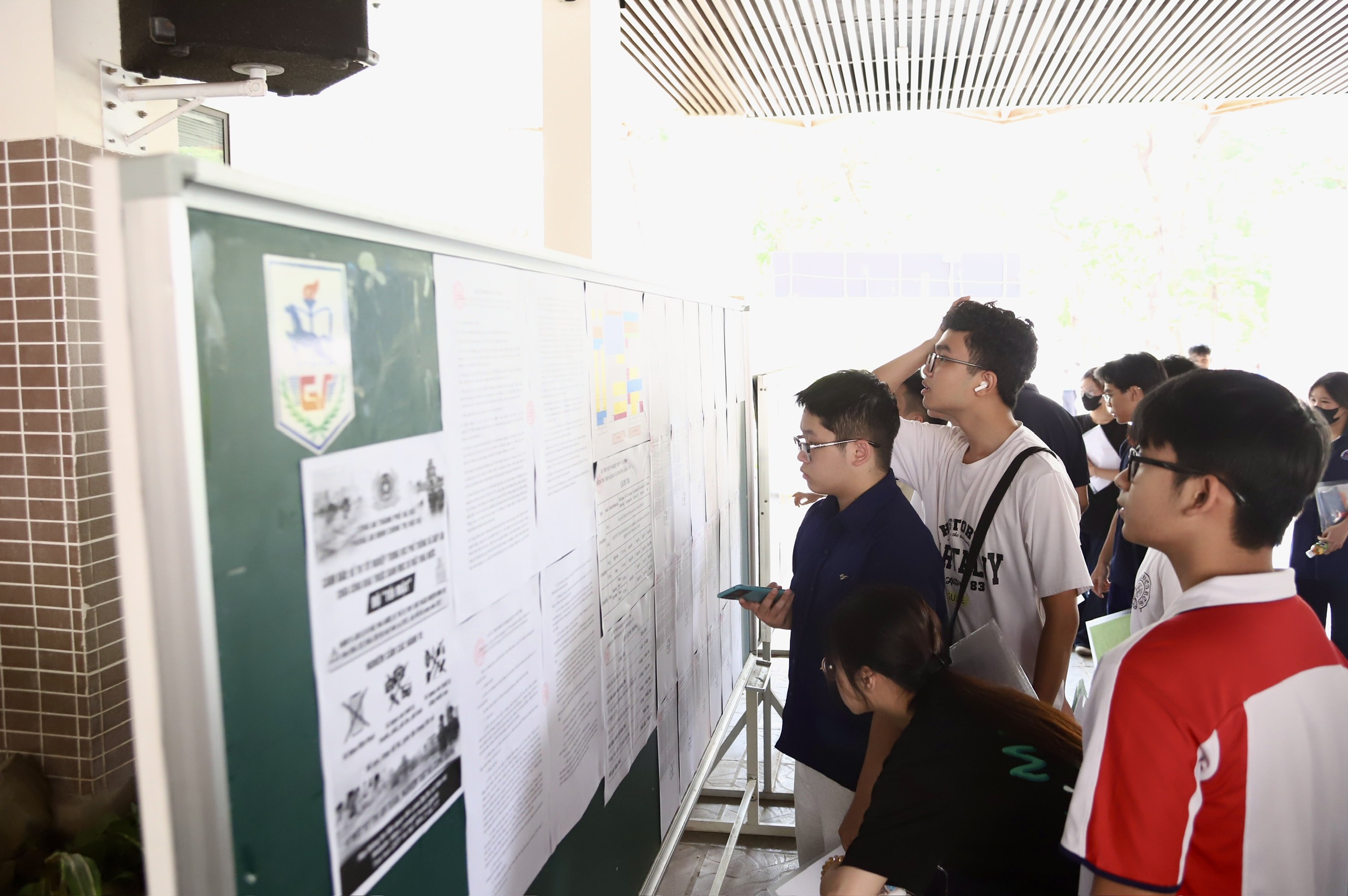 Ảnh: Thí sinh rạng rỡ đi làm thủ tục dự thi tốt nghiệp THPT năm 2026- Ảnh 6. Ảnh: Thí sinh rạng rỡ đi làm thủ tục dự thi tốt nghiệp THPT năm 2026- Ảnh 6.