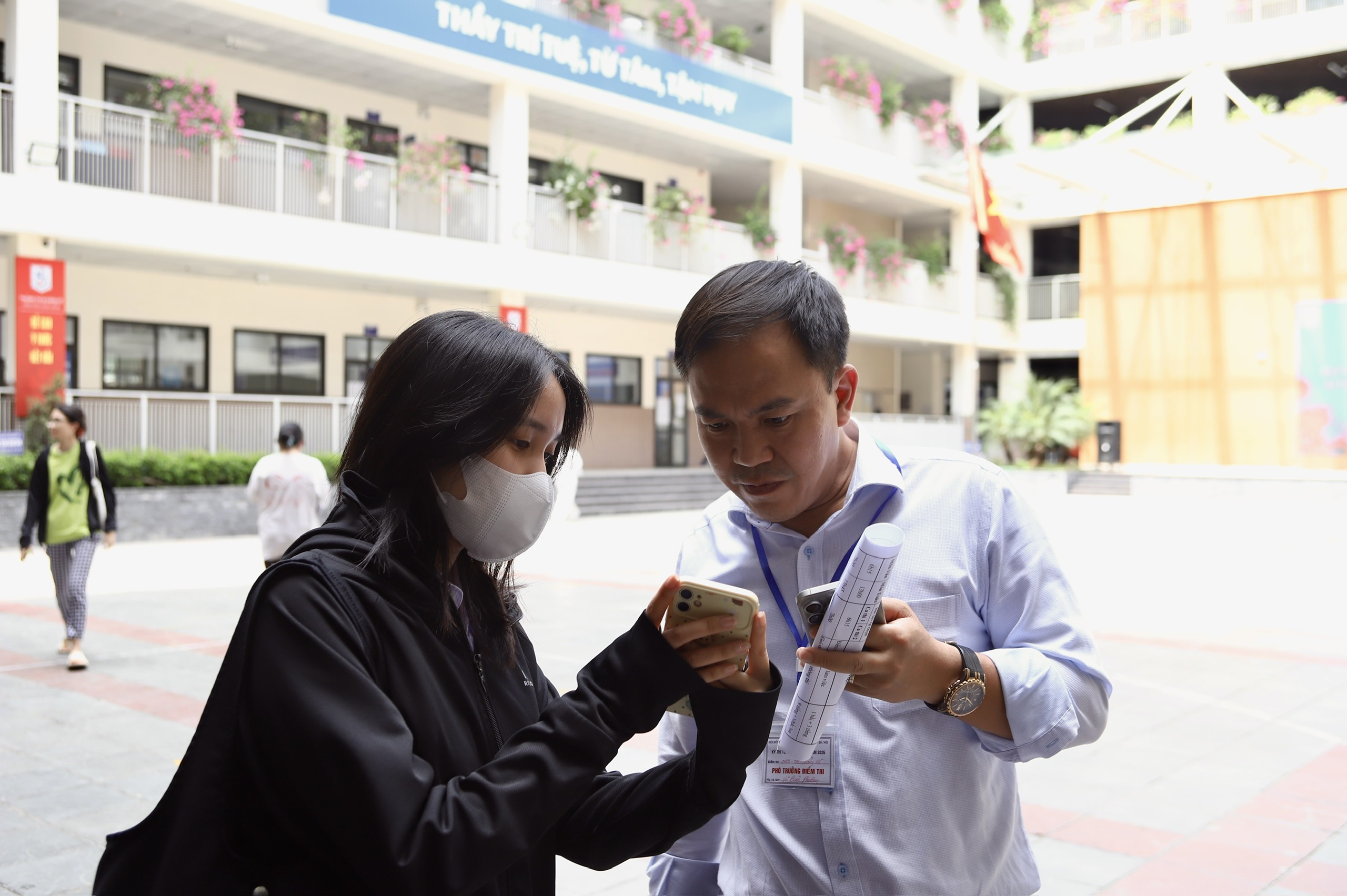 Ảnh: Thí sinh rạng rỡ đi làm thủ tục dự thi tốt nghiệp THPT năm 2026- Ảnh 7. Ảnh: Thí sinh rạng rỡ đi làm thủ tục dự thi tốt nghiệp THPT năm 2026- Ảnh 7.
