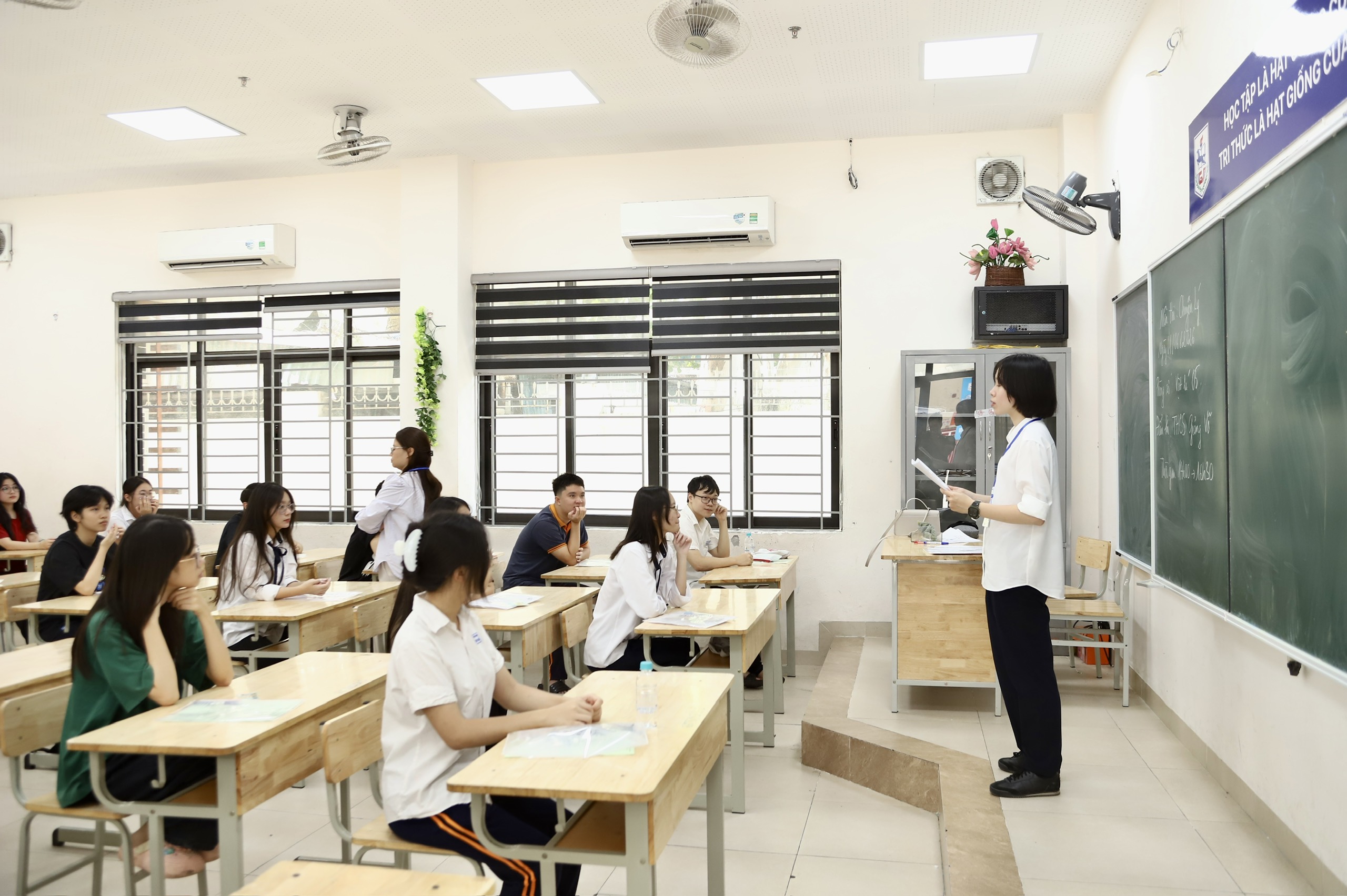 Ảnh: Thí sinh rạng rỡ đi làm thủ tục dự thi tốt nghiệp THPT năm 2026- Ảnh 10. Ảnh: Thí sinh rạng rỡ đi làm thủ tục dự thi tốt nghiệp THPT năm 2026- Ảnh 10.