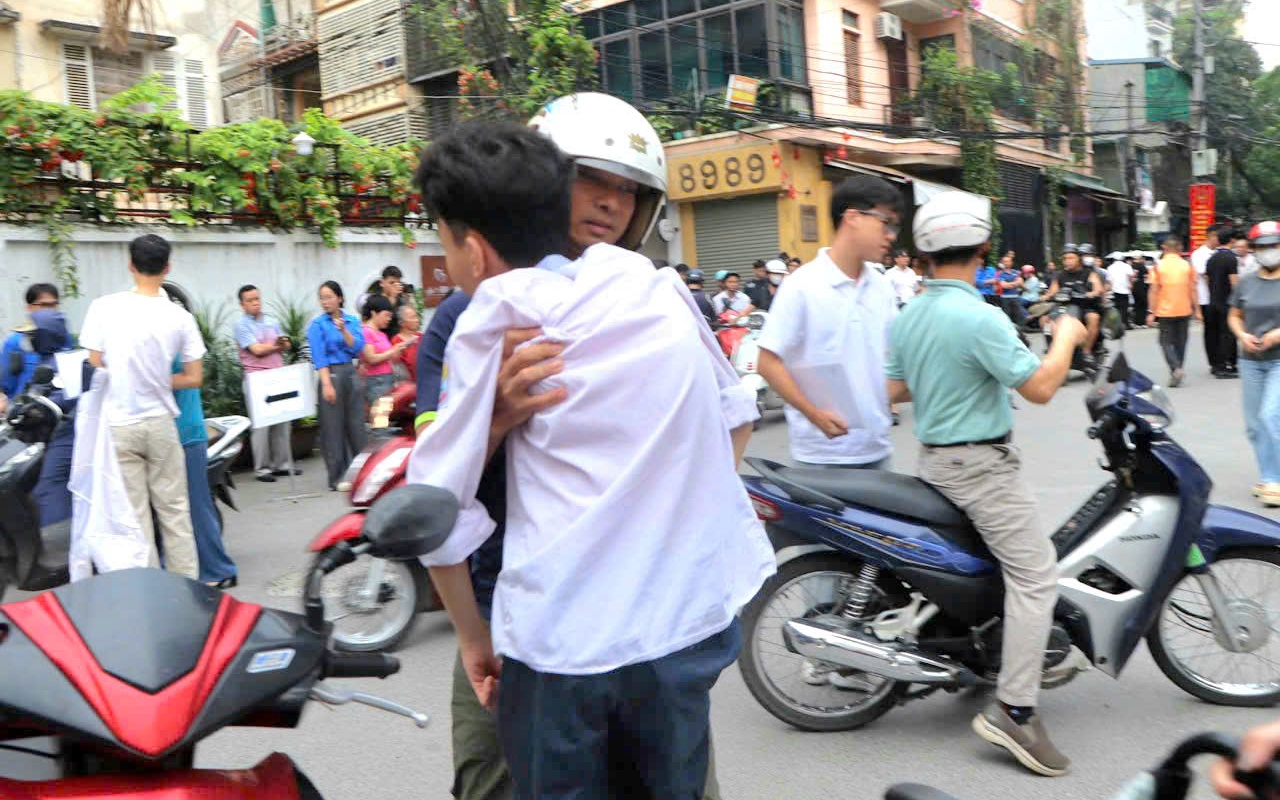 Không phải thi tốt nghiệp, nam sinh đạt giải Nhất quốc gia môn Sinh học làm băng rôn đến điểm thi cổ vũ sĩ tử - Ảnh 4.