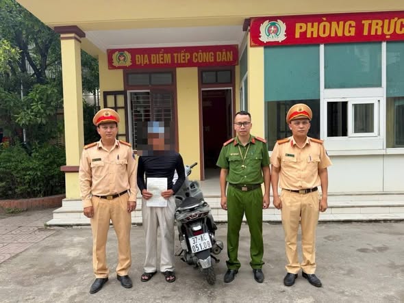 Buông cả hai tay, đánh võng giữa đường, nam thanh niên trả giá đắt - Ảnh 1.